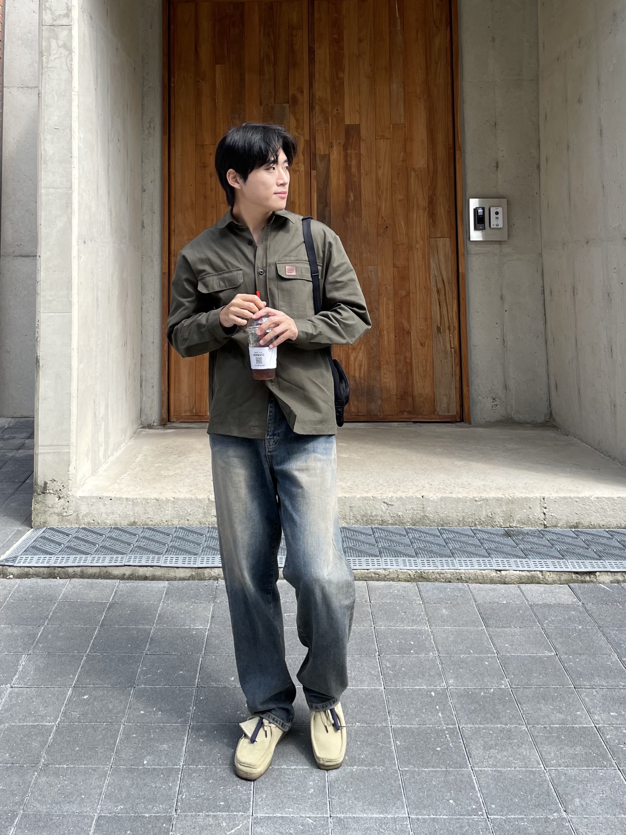 Clarks Wallabee Maple Suede, Porter Frame Shoulder Bag Black 착용 스타일 - 1