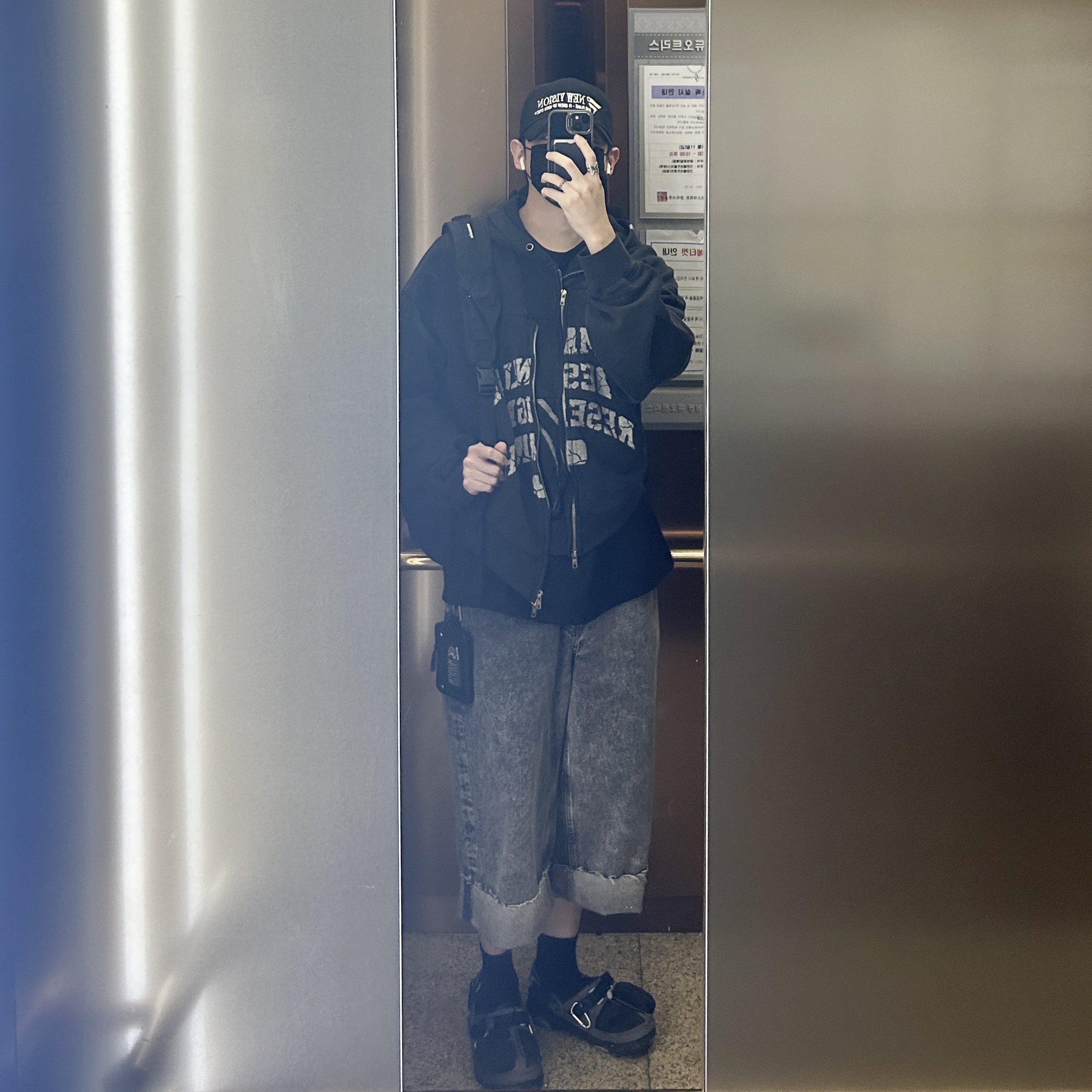 Crocs x Beams Classic All Terrain Mountain Parka Clog Grey, ETCE New Vision Destroyed Washed Cap Black 착용 스타일 - 3
