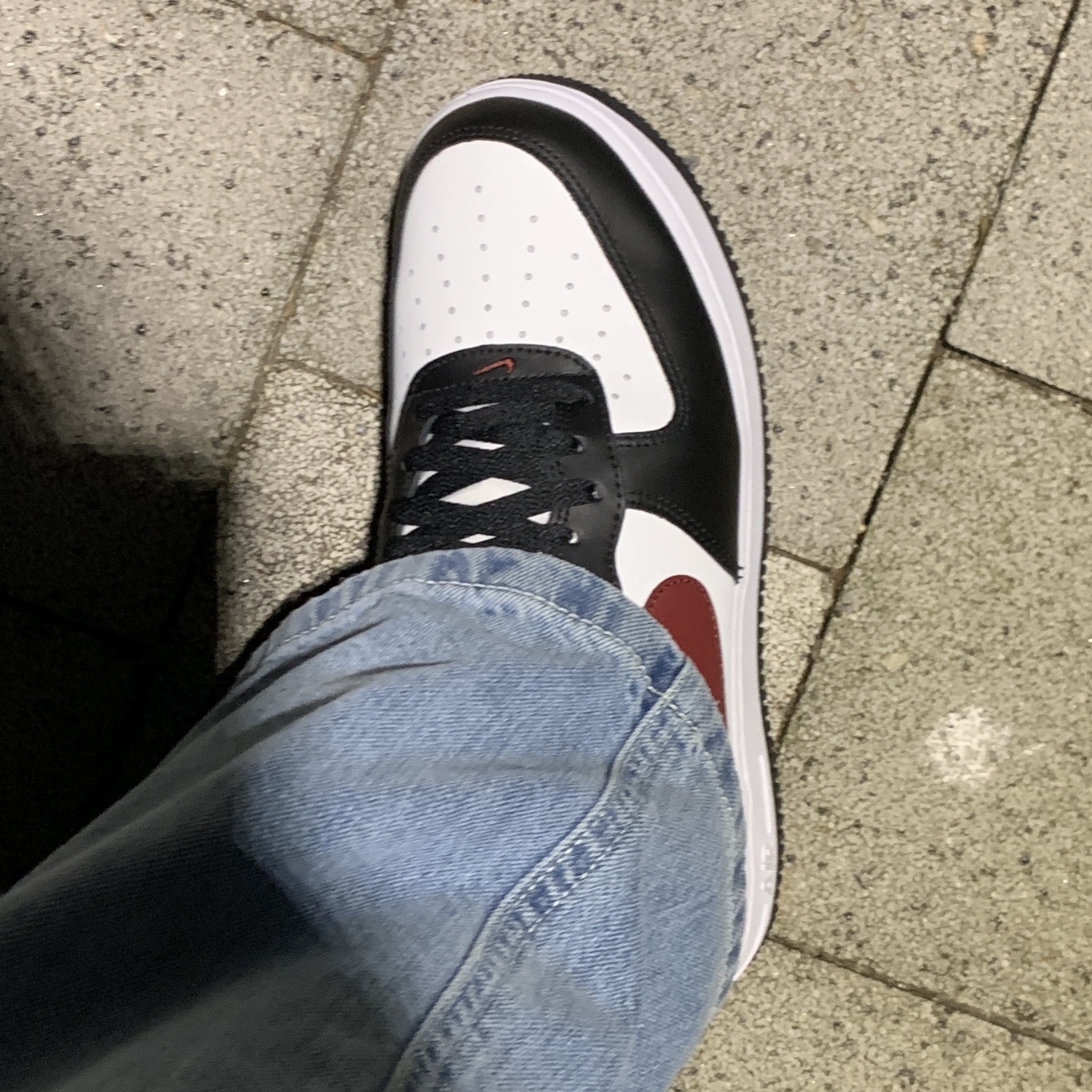 Nike Air Force 1 '07 Black Dark Team Red 착용 스타일