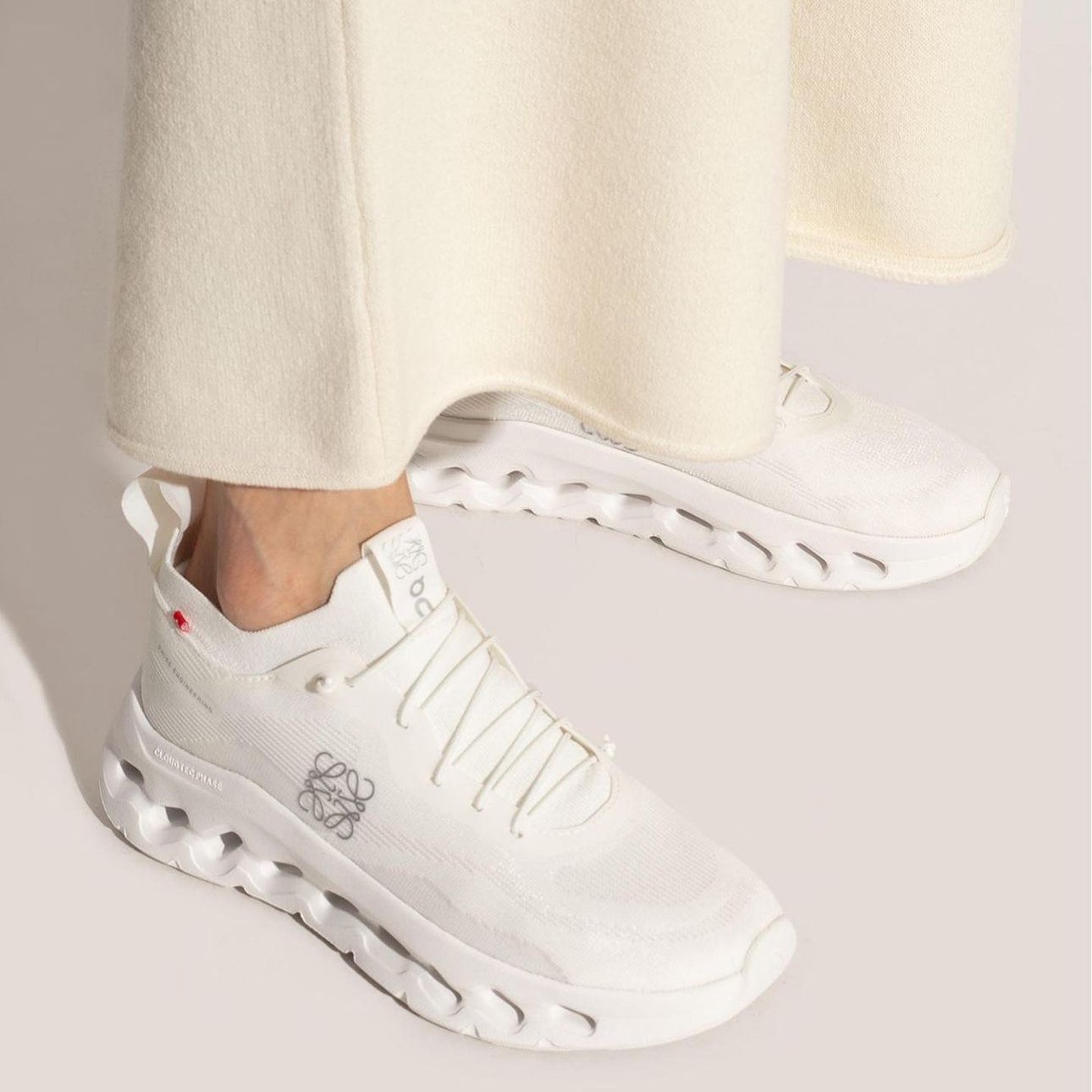 (W) Loewe x On Running Cloudtilt All White 착용 스타일 - 3