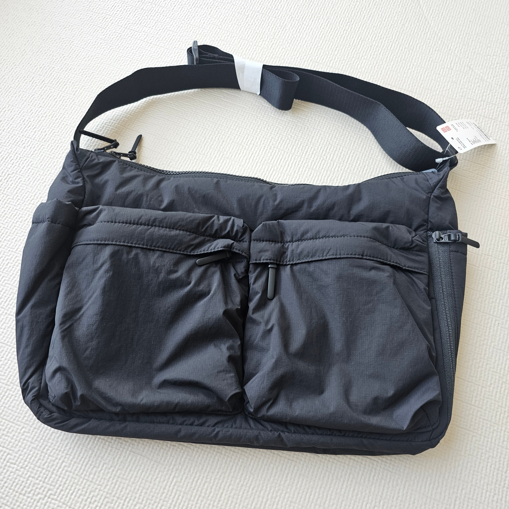 Uniqlo Multi Pocket Shoulder Bag Black 착용 스타일