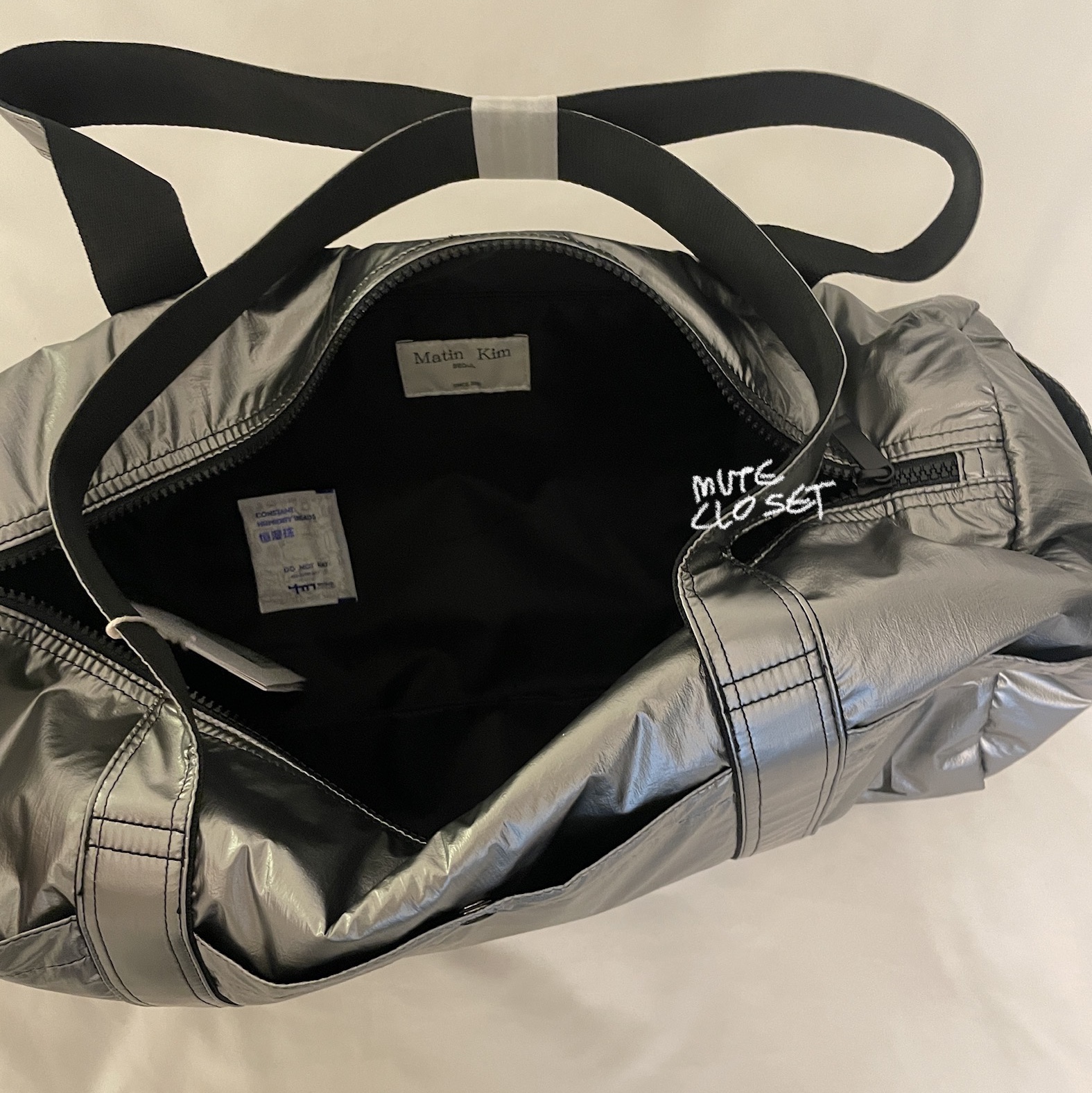 Matin Kim Glossy Logo Sporty Duffel Bag Silver 착용 스타일 - 2