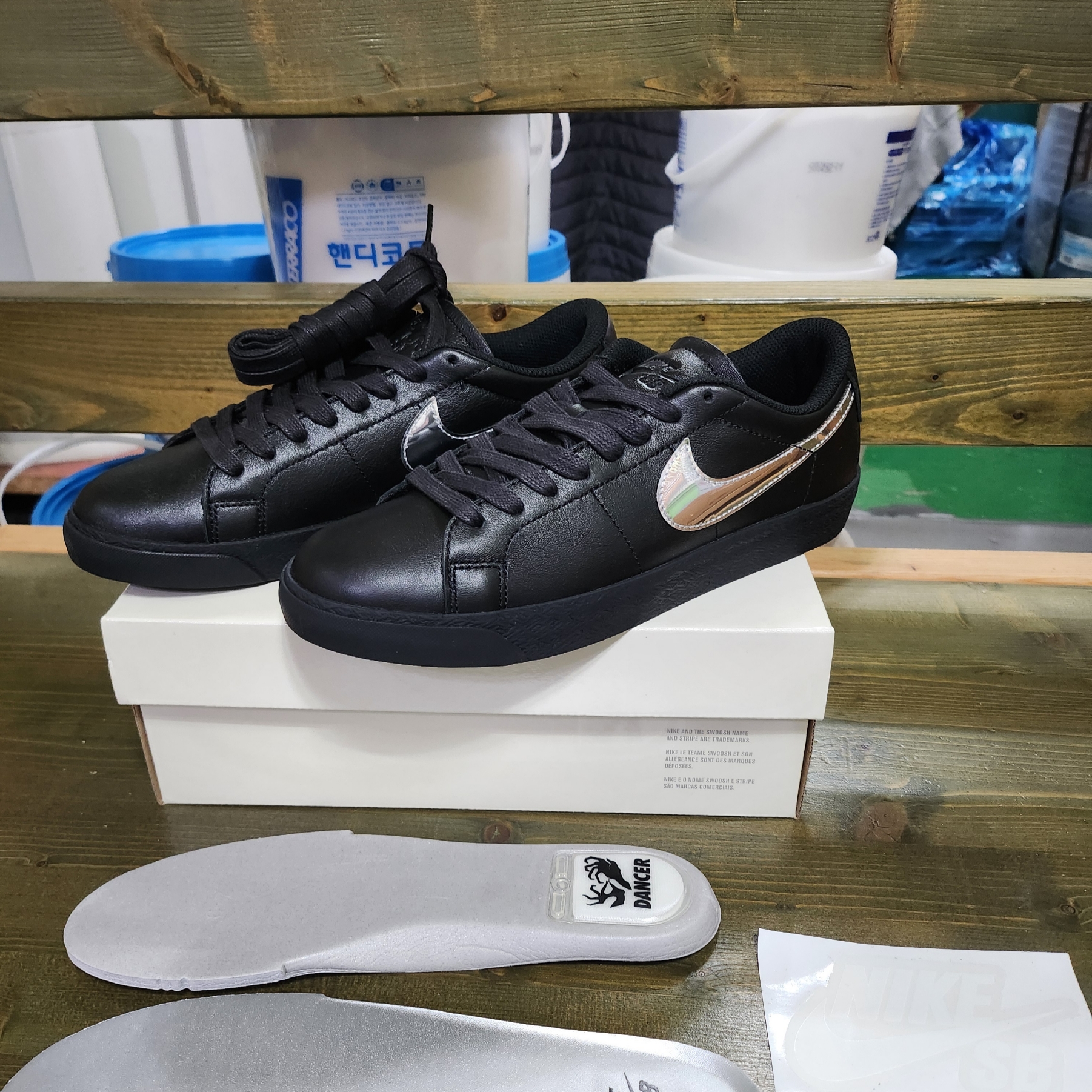 Nike x Dancer Skateboards SB Zoom Blazer Low Black and Metallic Silver 착용 스타일 - 2