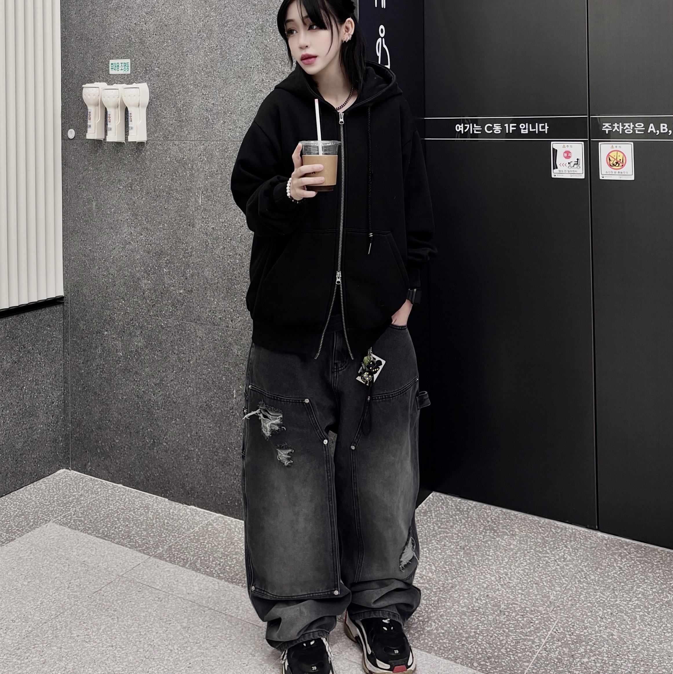 Balenciaga Triple S Sneakers Black 착용 스타일 - 1