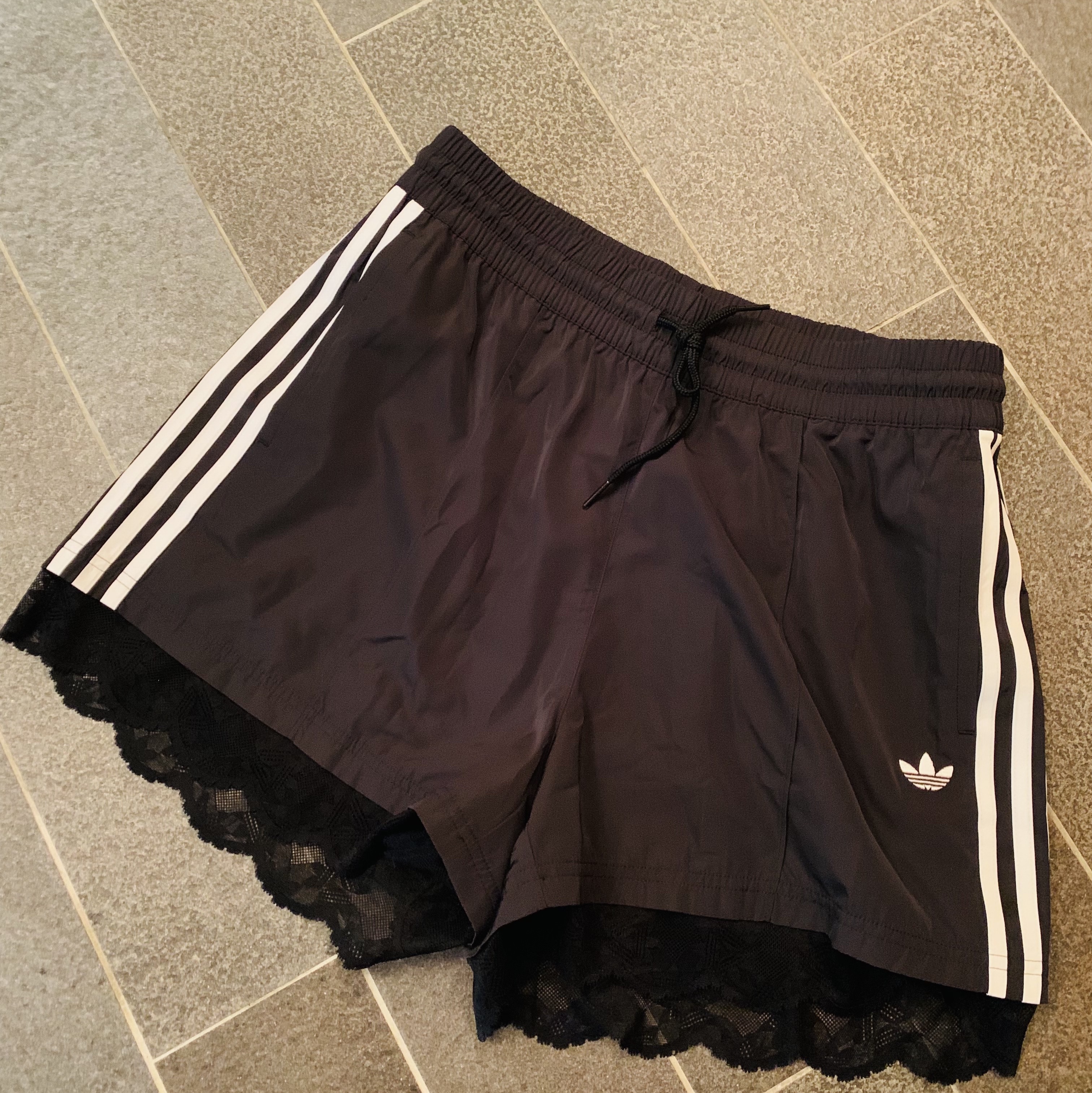 (W) Adidas Lace Trim 3-Stripes Shorts Black - US Sizing 착용 스타일 - 1
