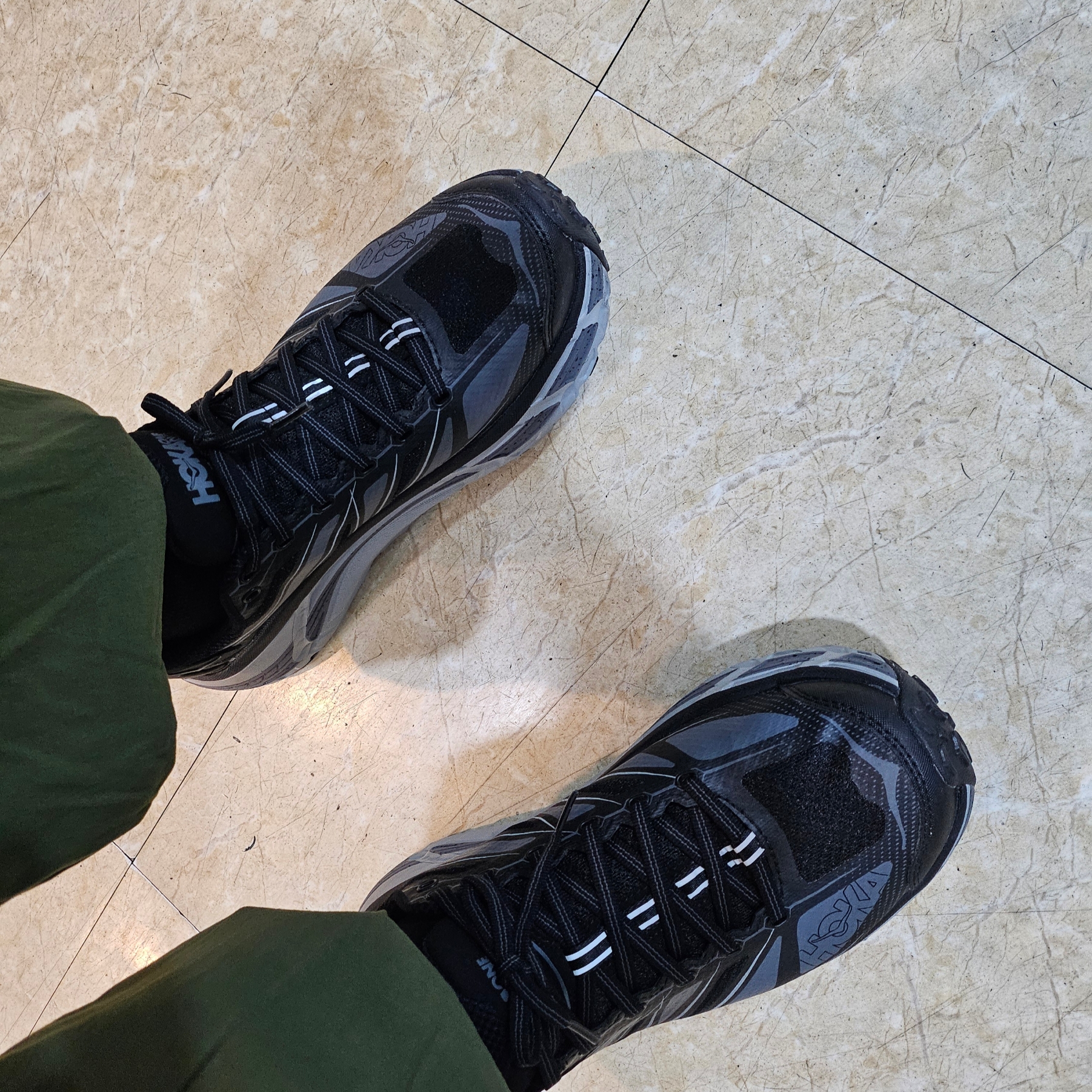 Hoka Mafate Speed 2 Black Castlerock 착용 스타일 - 3
