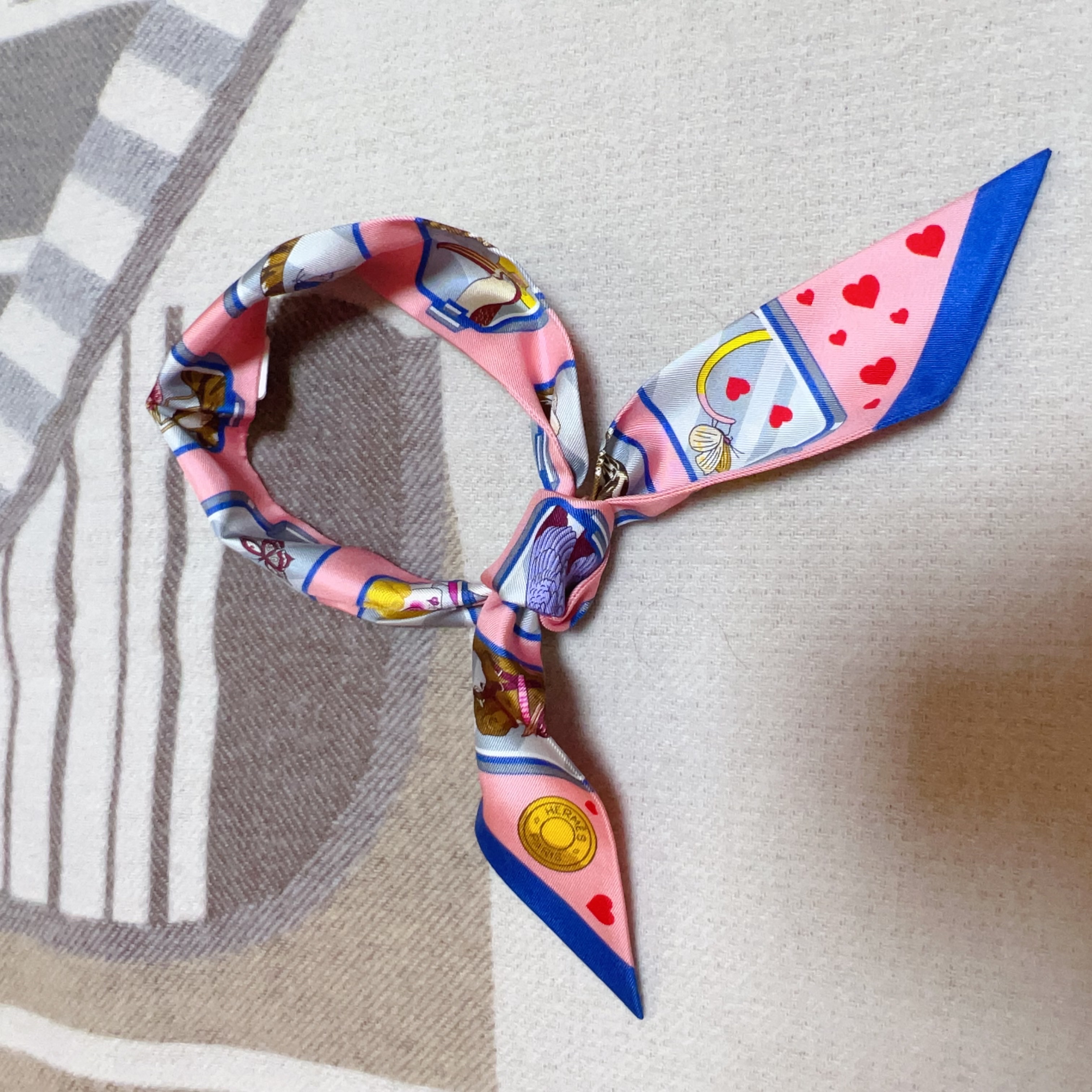 (W) Hermes Story Twilly Rose Bleu Jaune 착용 스타일 - 5