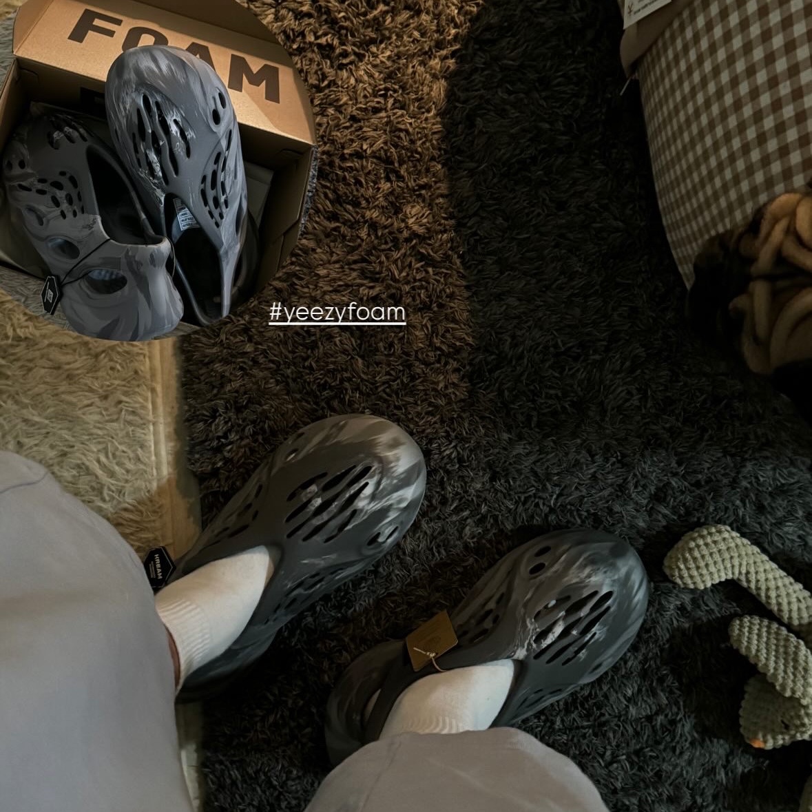 Adidas Yeezy Foam RNNR MX Granite 착용 스타일