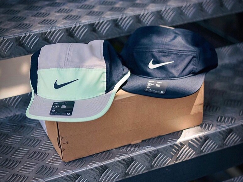 Nike Dri-Fit Fly Unstructured Swoosh Cap Light Iron Ore Vapour Green, Nike Dri-Fit Fly Unstructured Swoosh Cap Black 착용 스타일