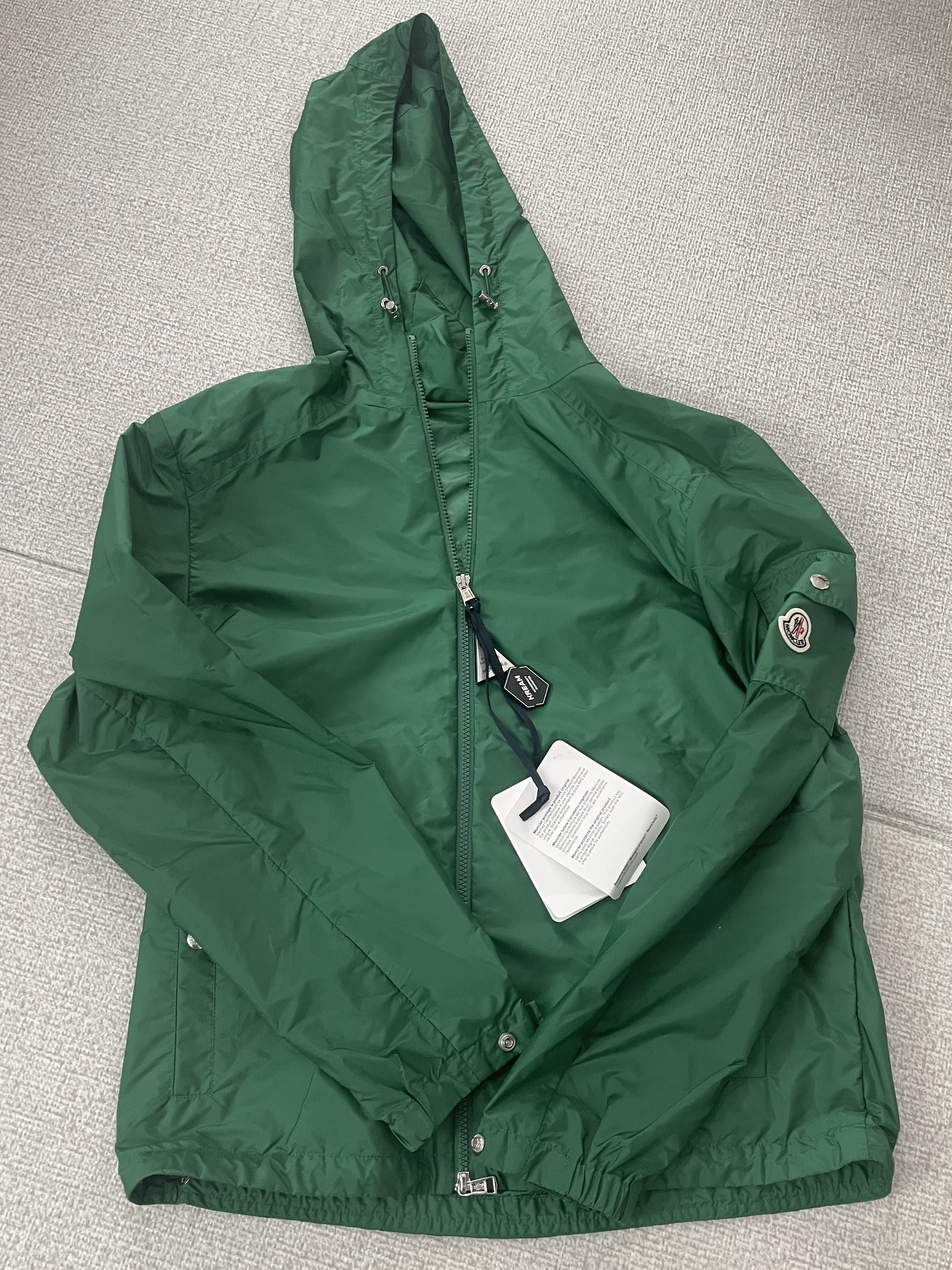 Moncler Etiache Rain Jacket Emerald Green - 24SS 착용 스타일