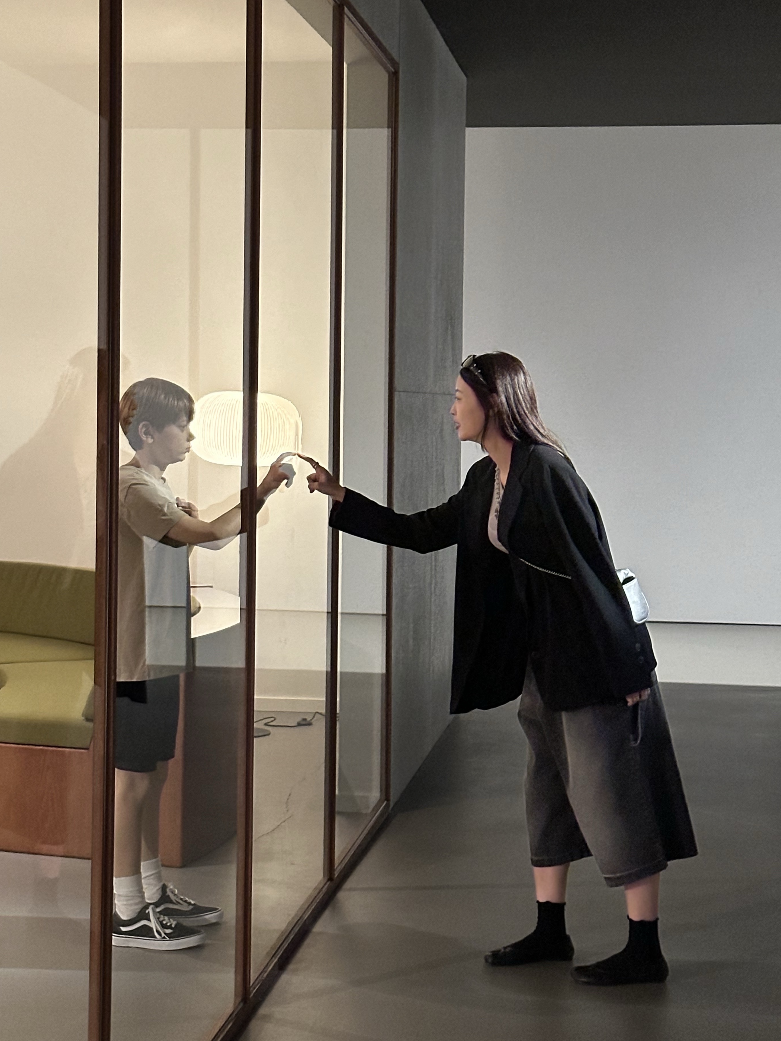 (W) Maison Margiela Tabi Ballet Flat Shoes Black, (W) Mischief Rhombus One Shoulder Top Pale Violet 착용 스타일 - 5