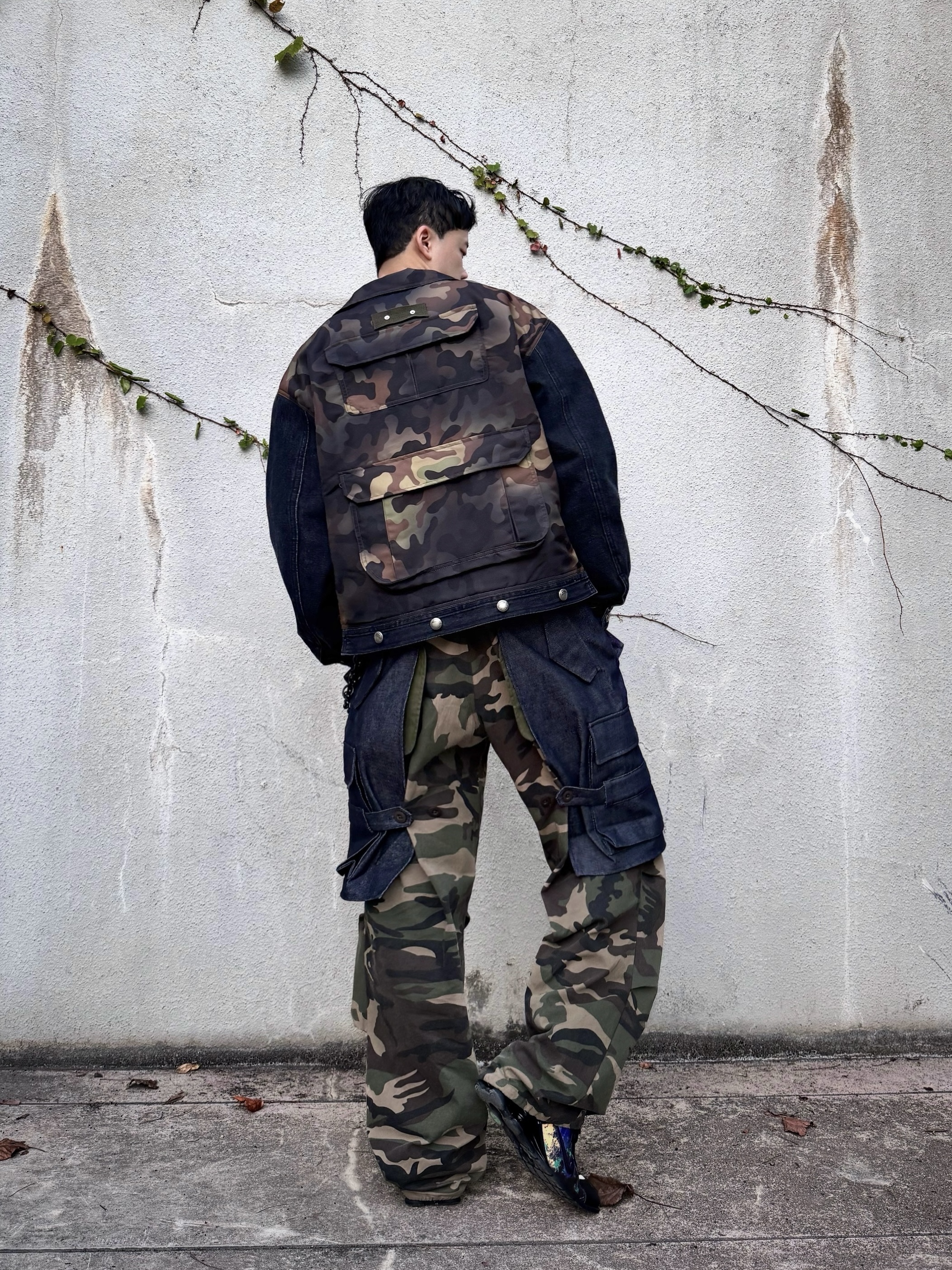 [KREAM 단독] ADSB Andersson Bell Camouflage Zip-Up Denim Jacket Black, [KREAM 단독] ADSB Andersson Bell Raptor Layered Cargo Pants Indigo Green 착용 스타일 - 3