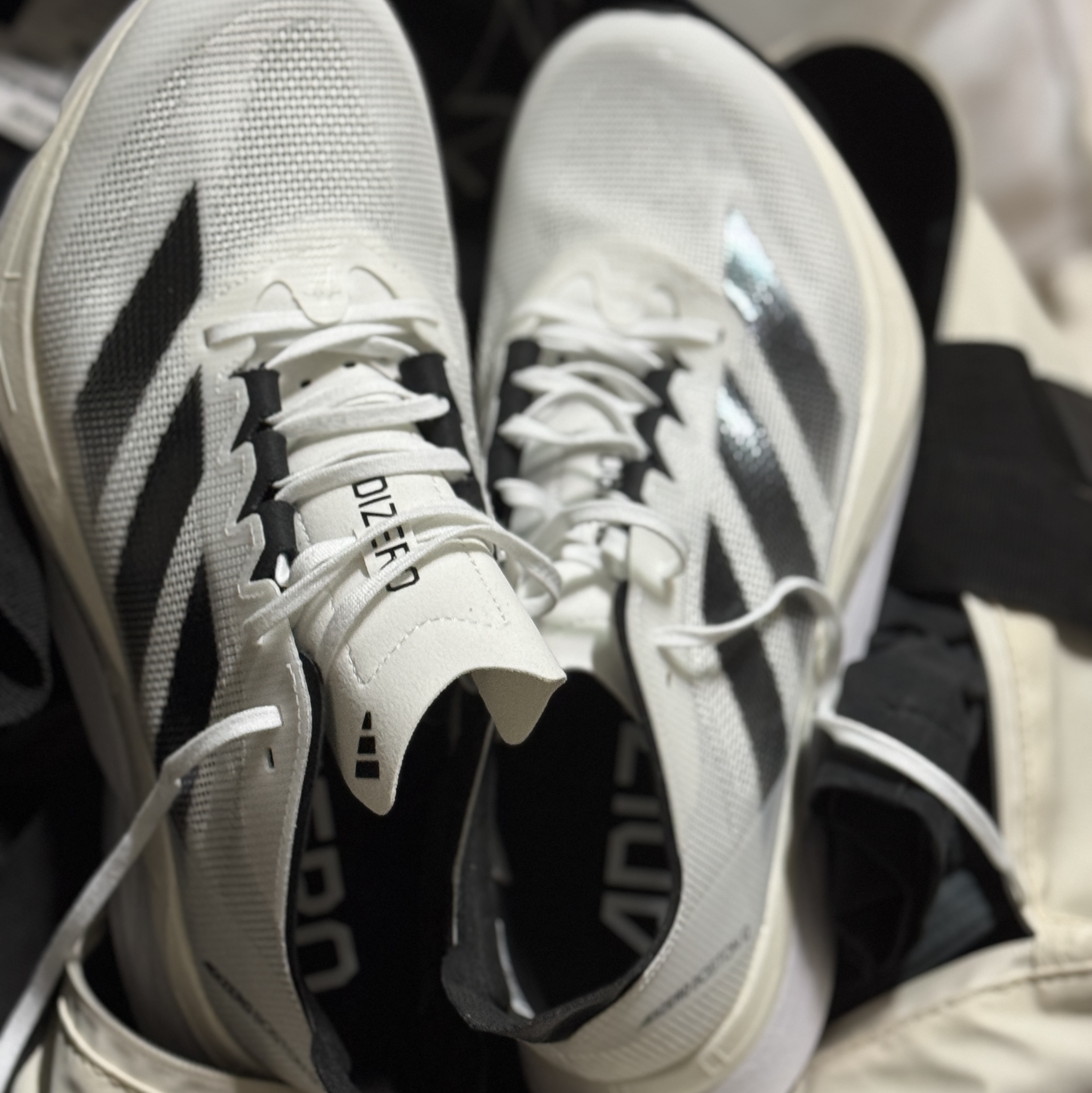 Adidas Adizero Boston 12 Cloud White Core Black Night Metallic 착용 스타일