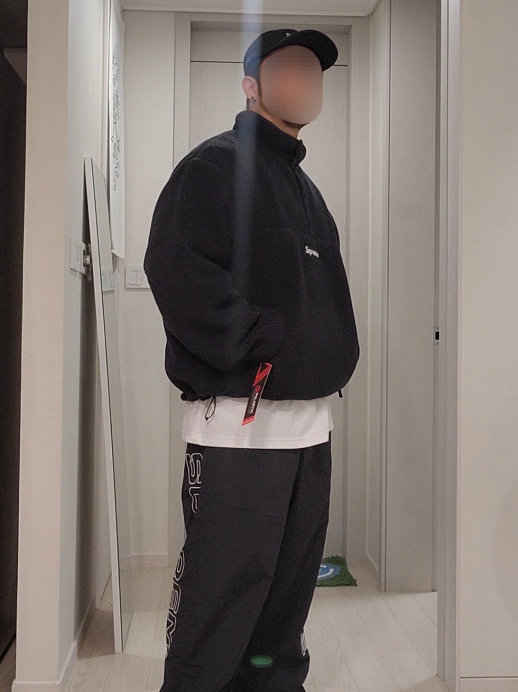 Supreme Polartec Shearling Reversible Pullover Black - 24FW, Supreme Spellout Embroidered Track Pant Black - 24FW 착용 스타일 - 3