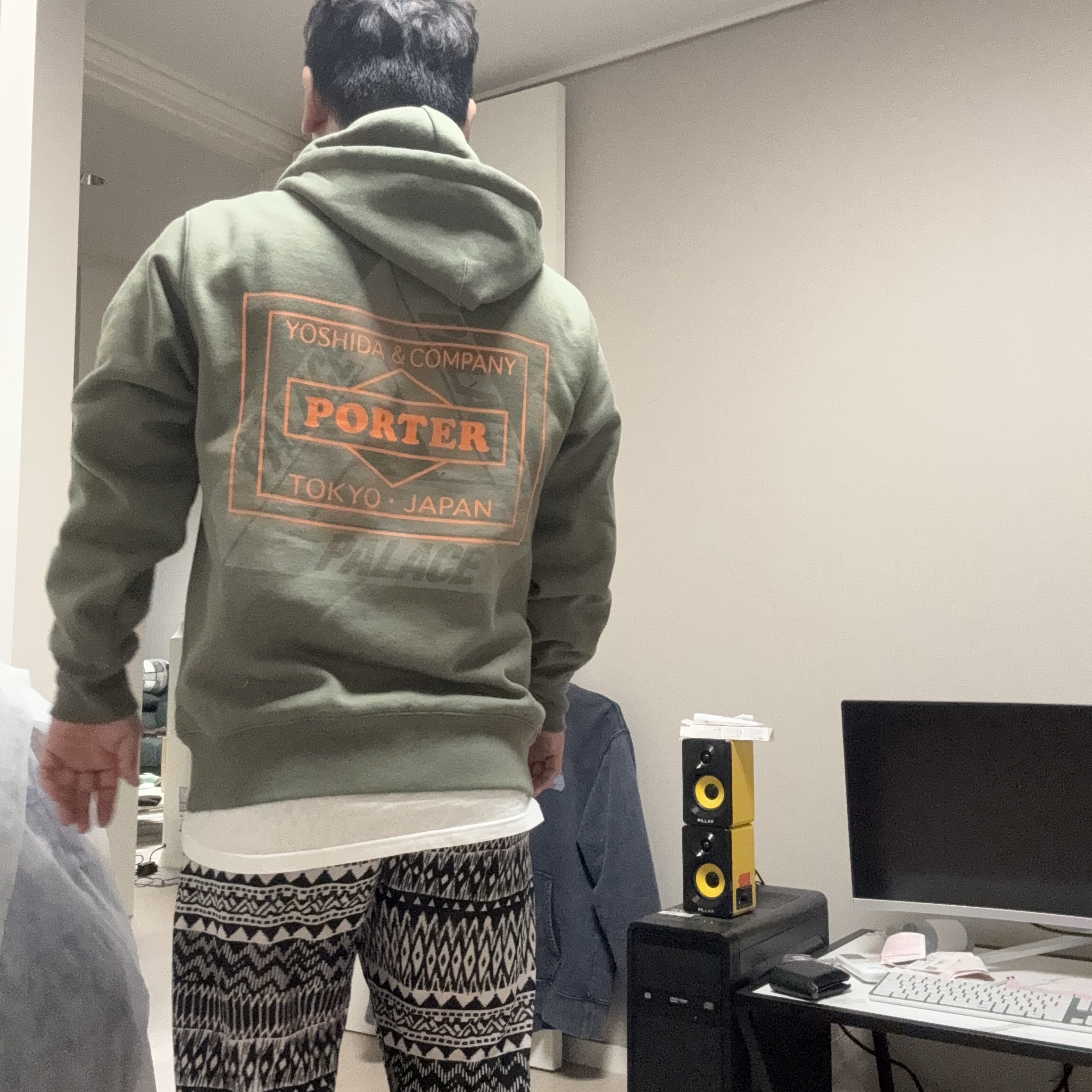 Palace x Porter Hoodie Olive - 24FW 착용 스타일 - 2
