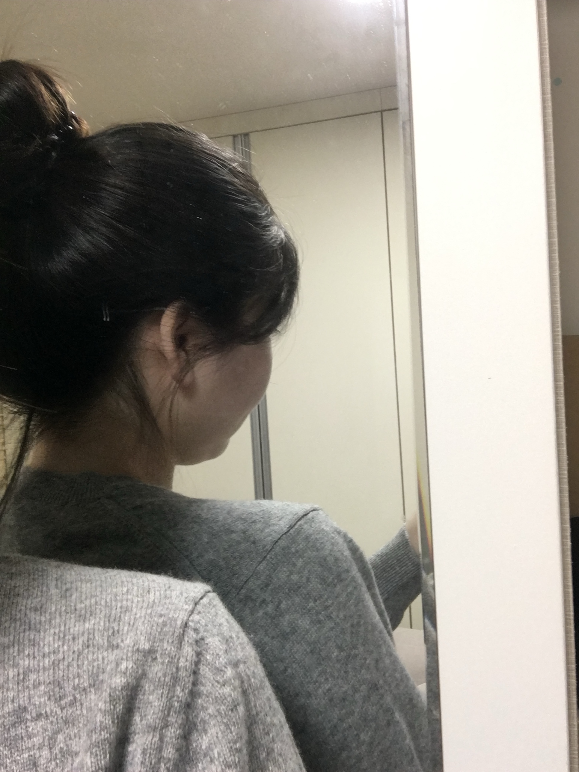 Play Comme des Garcons Black Heart Knit Cardigan Grey 착용 스타일 - 2