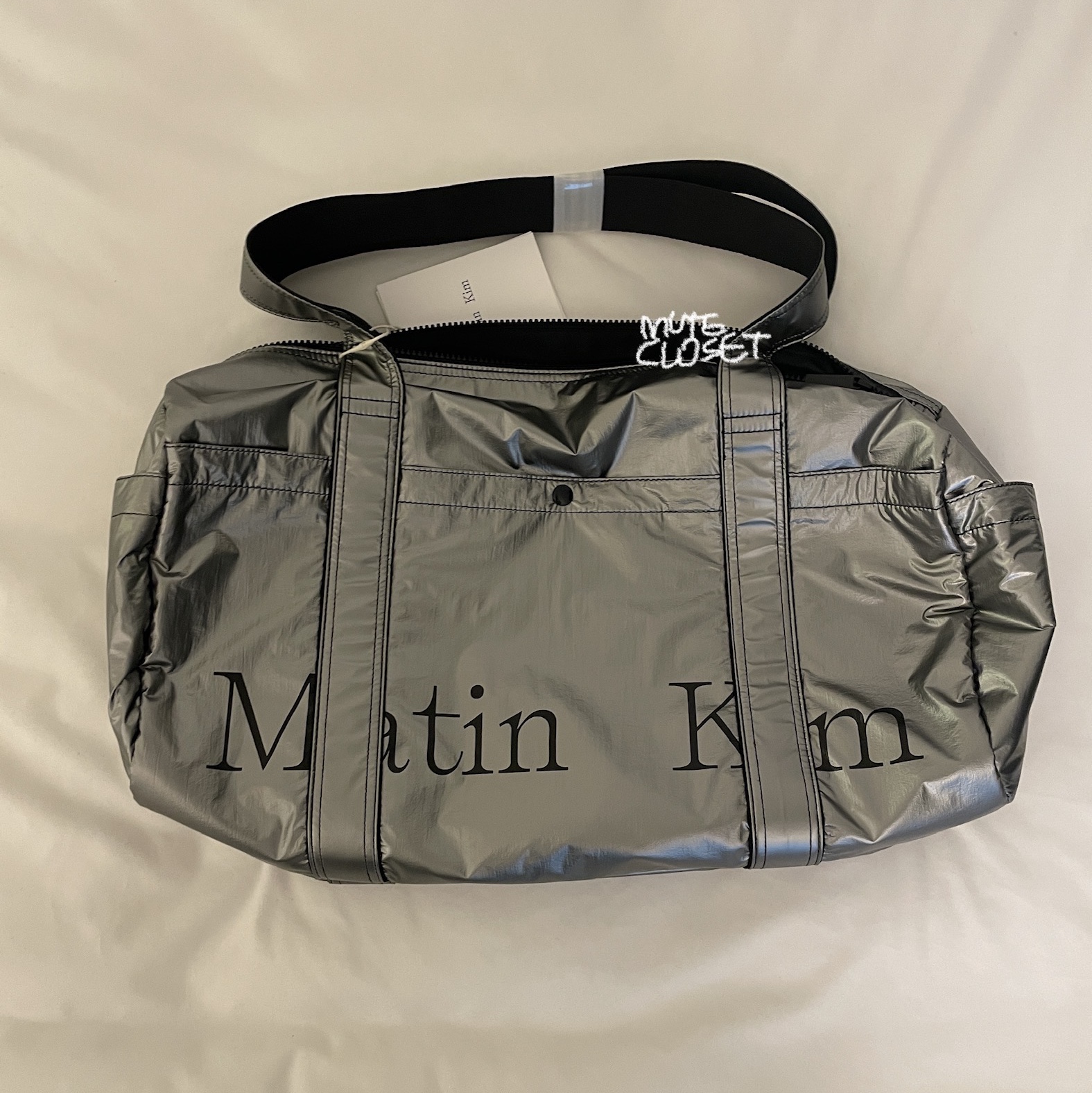 Matin Kim Glossy Logo Sporty Duffel Bag Silver 착용 스타일 - 1