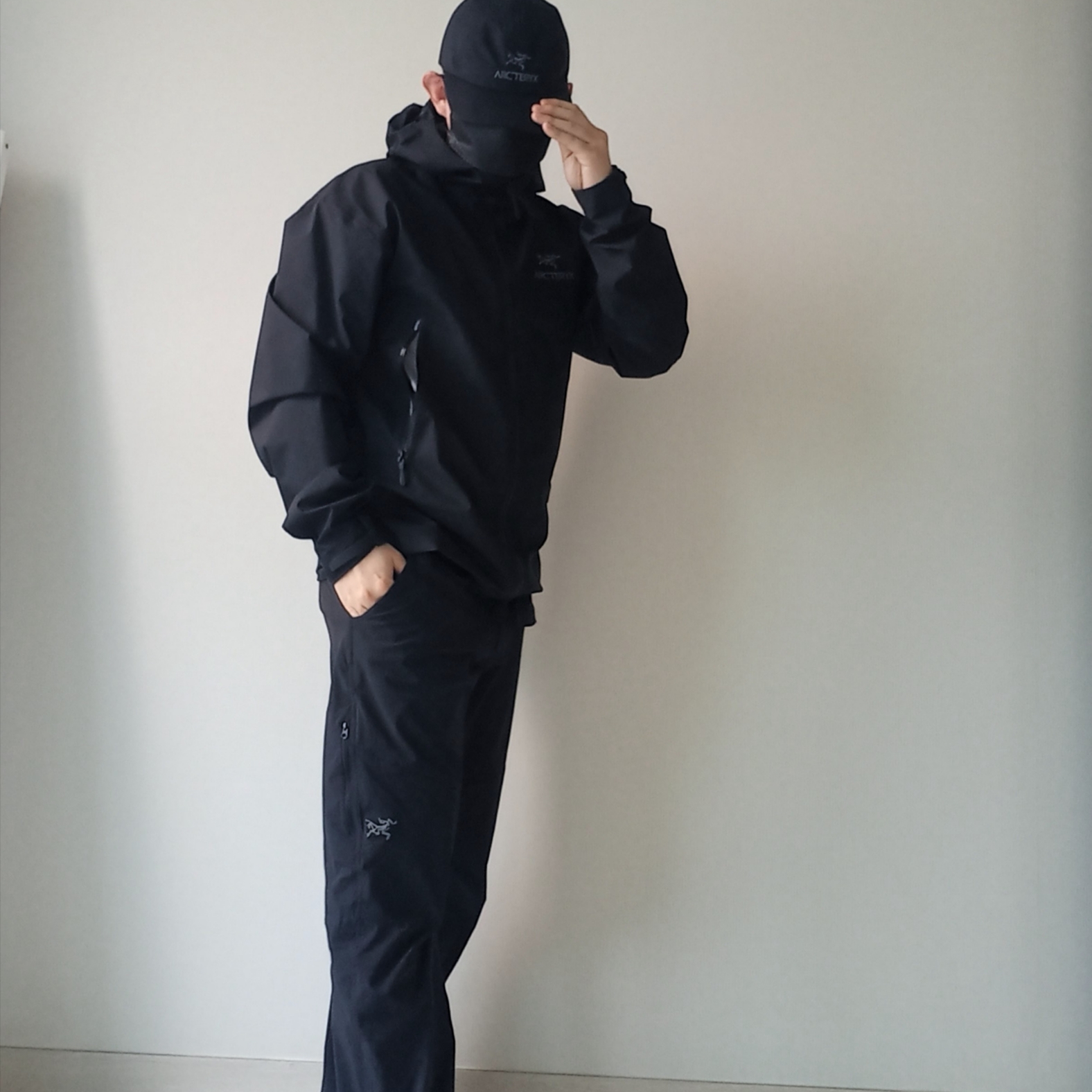 Arc'teryx Gore 5 Panel Cap Black, Arc'teryx Beta Jacket Black 착용 스타일 - 4