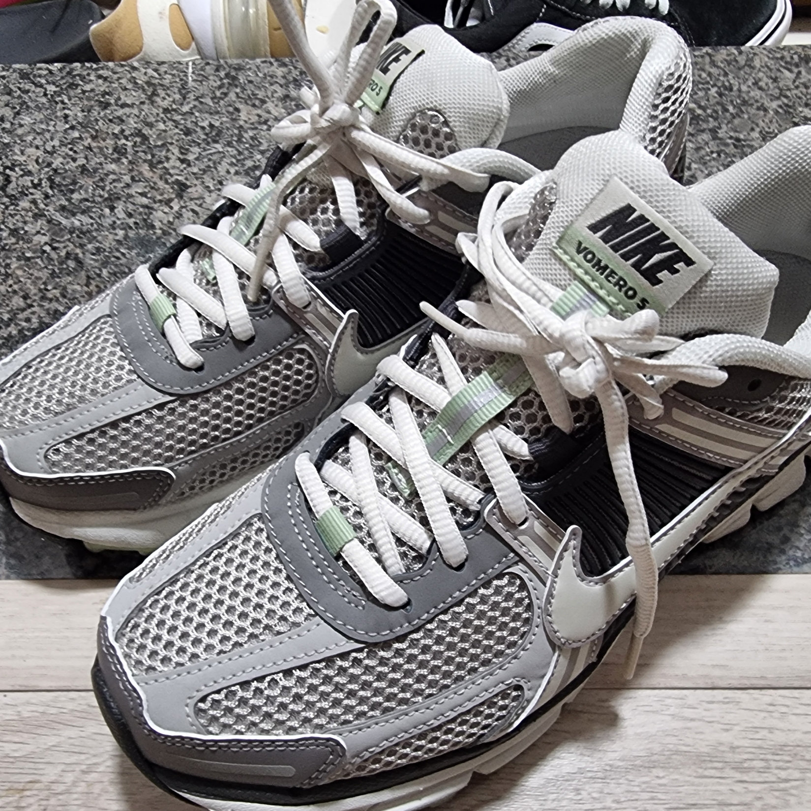 (W) Nike Zoom Vomero 5 Cobblestone and Flat Pewter 착용 스타일 - 1