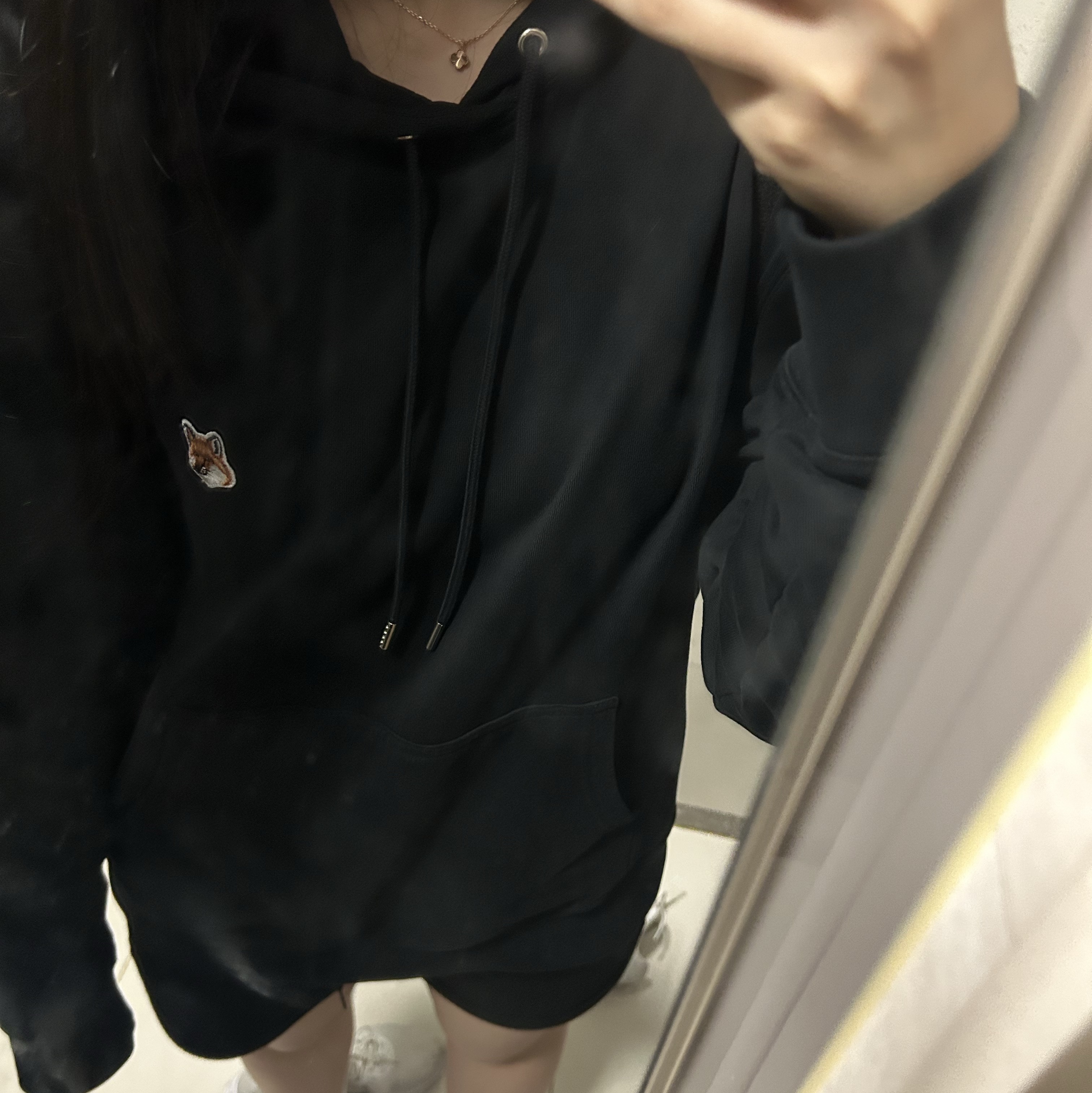 Maison Kitsune Fox Head Patch Regular Hoodie Black 착용 스타일