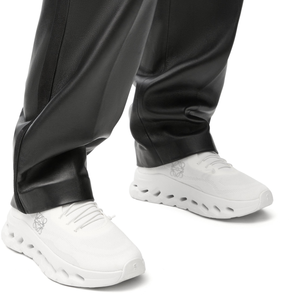 (W) Loewe x On Running Cloudtilt All White 착용 스타일 - 1