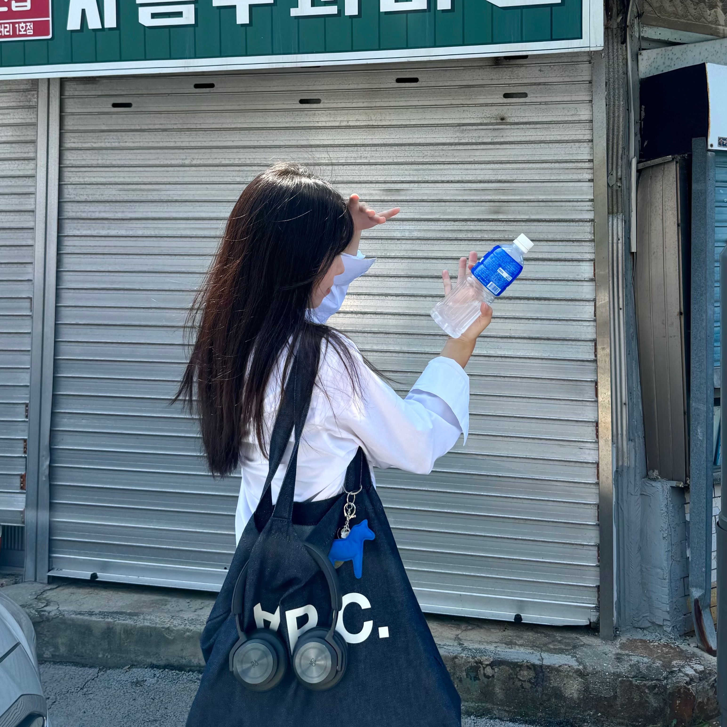 A.P.C. Daniela Shopping Bag Indigo, Bang & Olufsen Beoplay HX Black Anthracite 착용 스타일