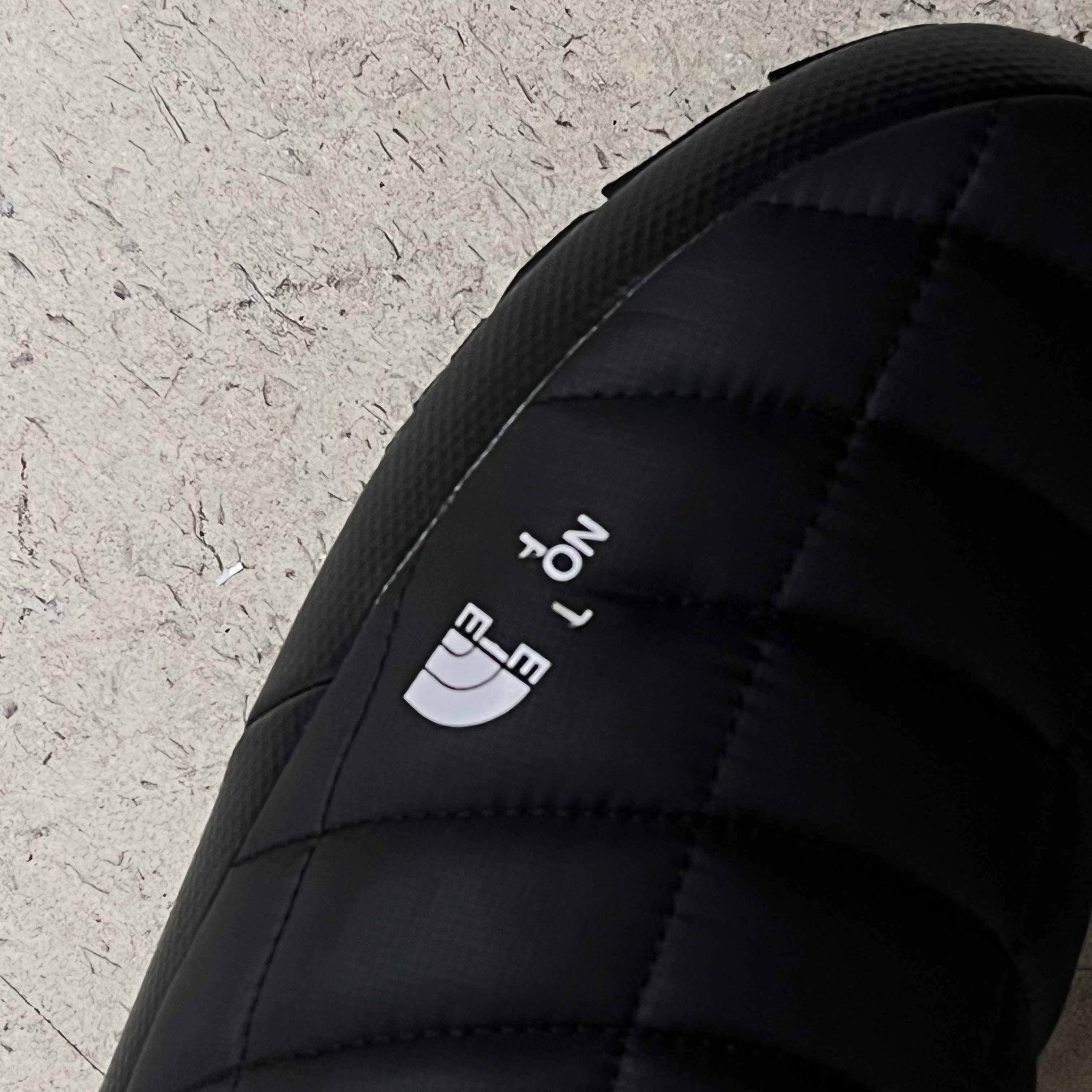 (W) The North Face Thermoball Traction Mule V Black, The North Face Thermoball Traction Mule V Black 착용 스타일 - 2
