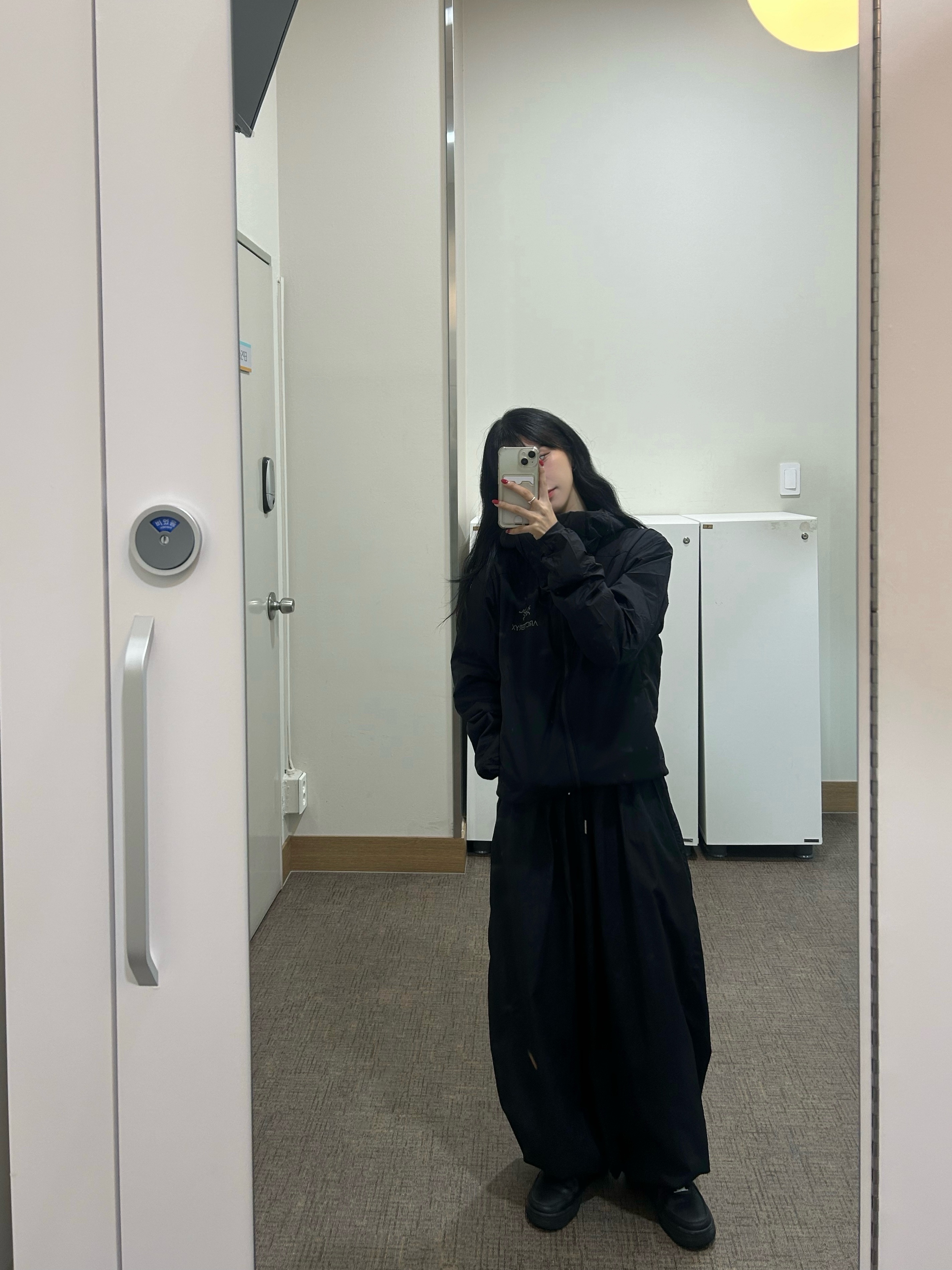 Arc'teryx Atom Hoody Black, (W) Nike Air Force 1 '07 Low Triple Black 착용 스타일