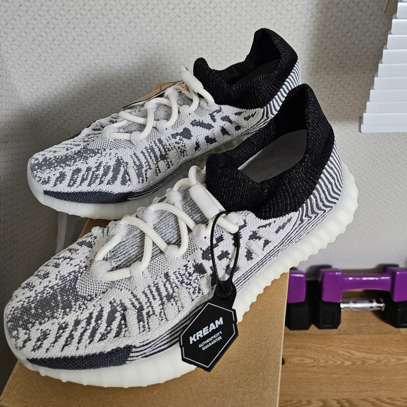 Adidas Yeezy 350 V2 CMPCT Slate White 착용 스타일 - 3