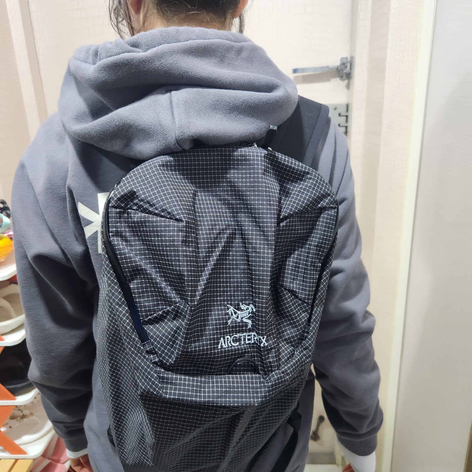 Arc'teryx Konseal 15 Backpack Black 착용 스타일 - 2