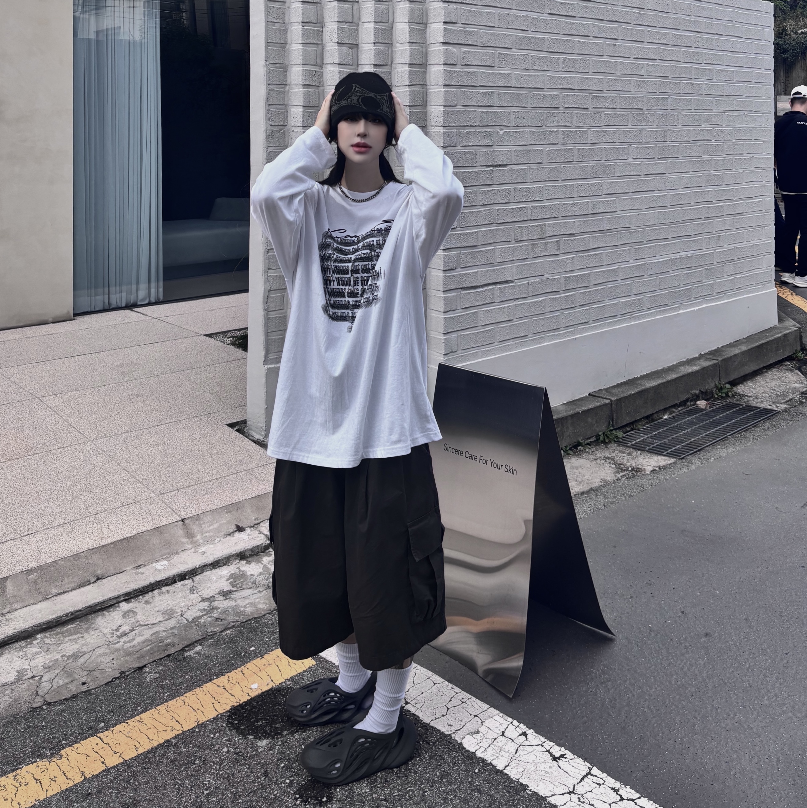 Adidas Yeezy Foam RNNR Carbon 착용 스타일 - 4
