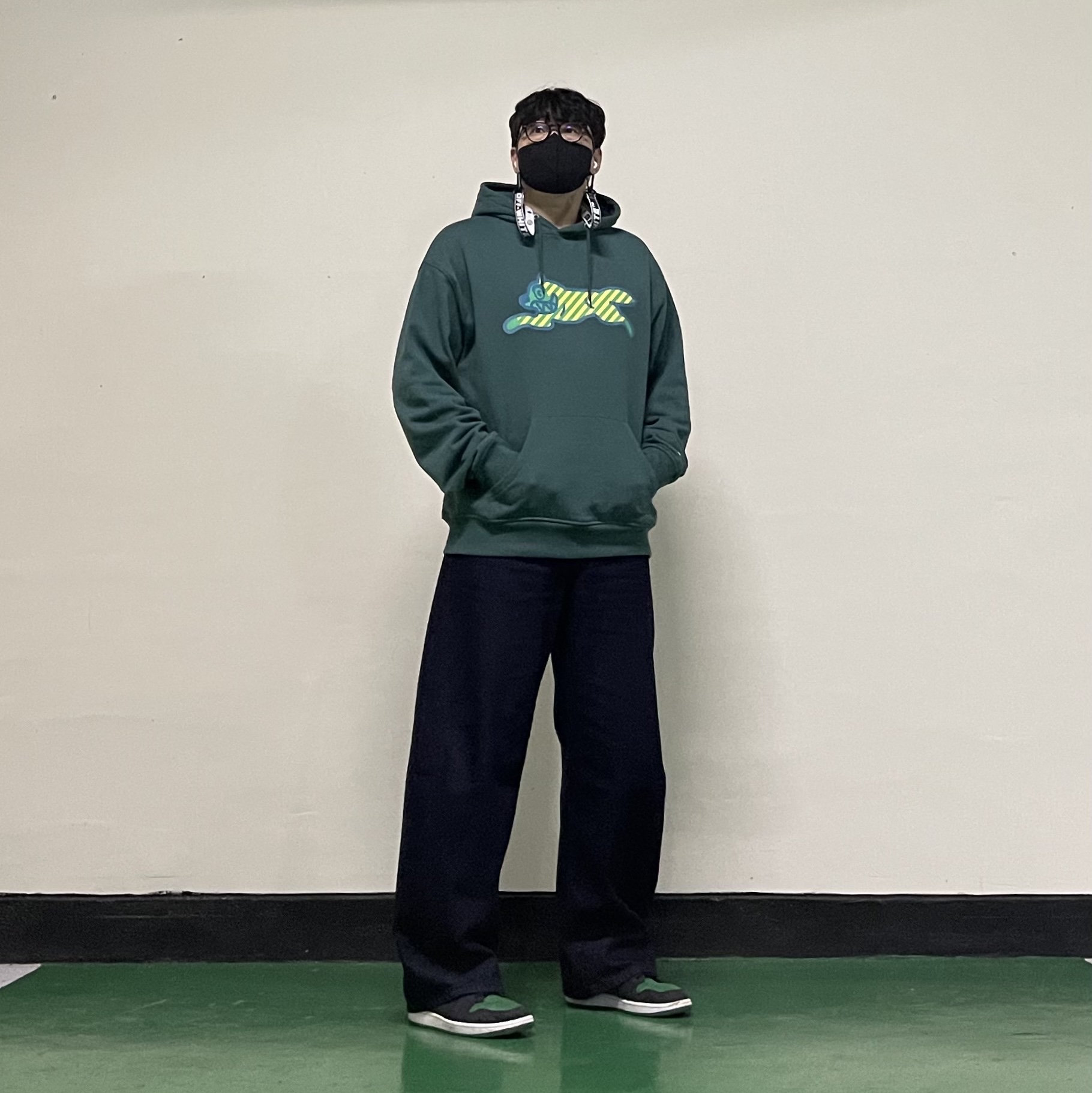 Jordan 1 Retro High OG Pine Green Black, C.P. Company Nylon B Crossbody Messenger Bag Black - 24SS 착용 스타일 - 1