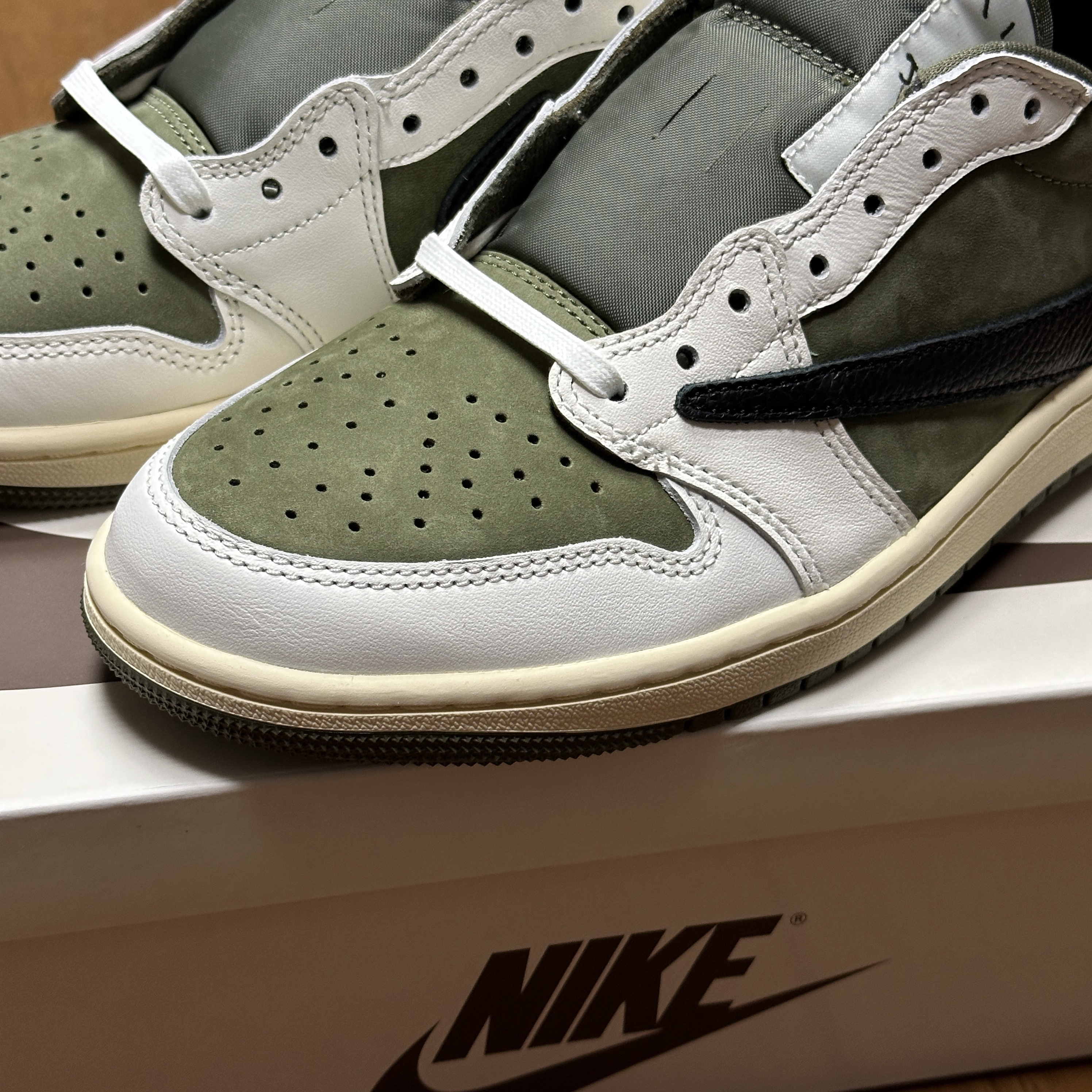 Jordan 1 x Travis Scott Retro Low OG SP Reverse Olive 착용 스타일 - 3