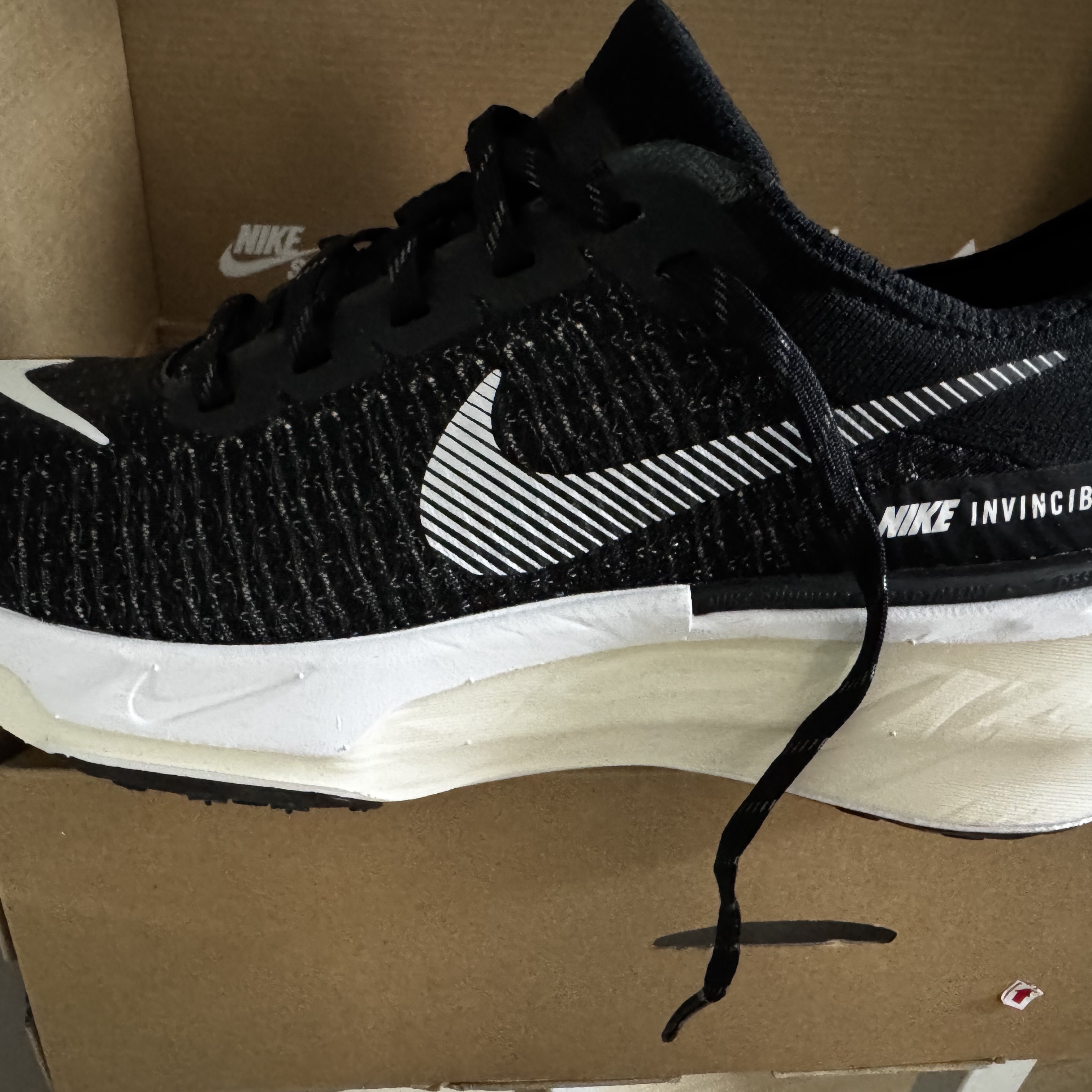 Nike ZoomX Invincible Run Flyknit 3 Black White 착용 스타일 - 2