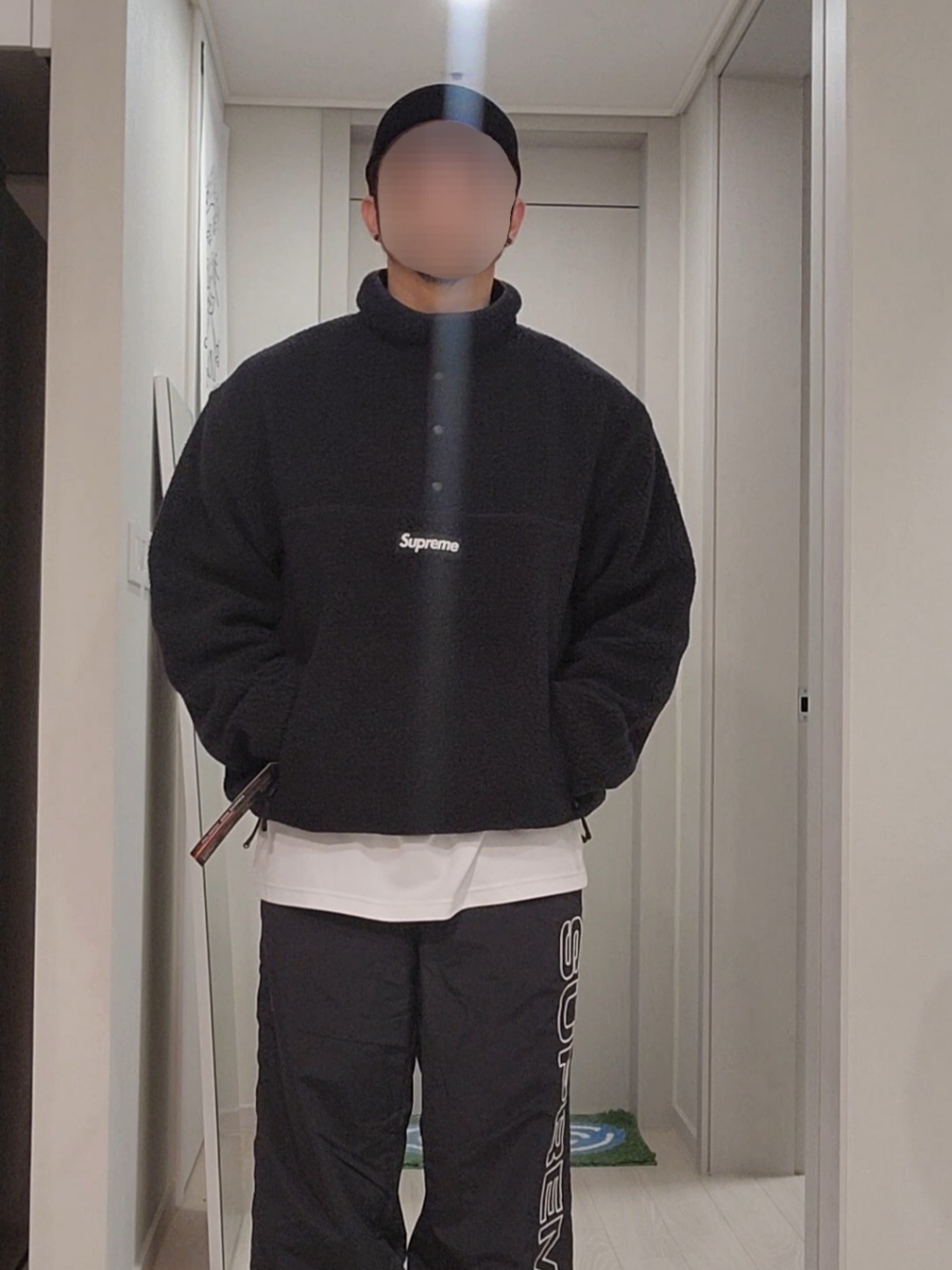 Supreme Polartec Shearling Reversible Pullover Black - 24FW, Supreme Spellout Embroidered Track Pant Black - 24FW 착용 스타일 - 2