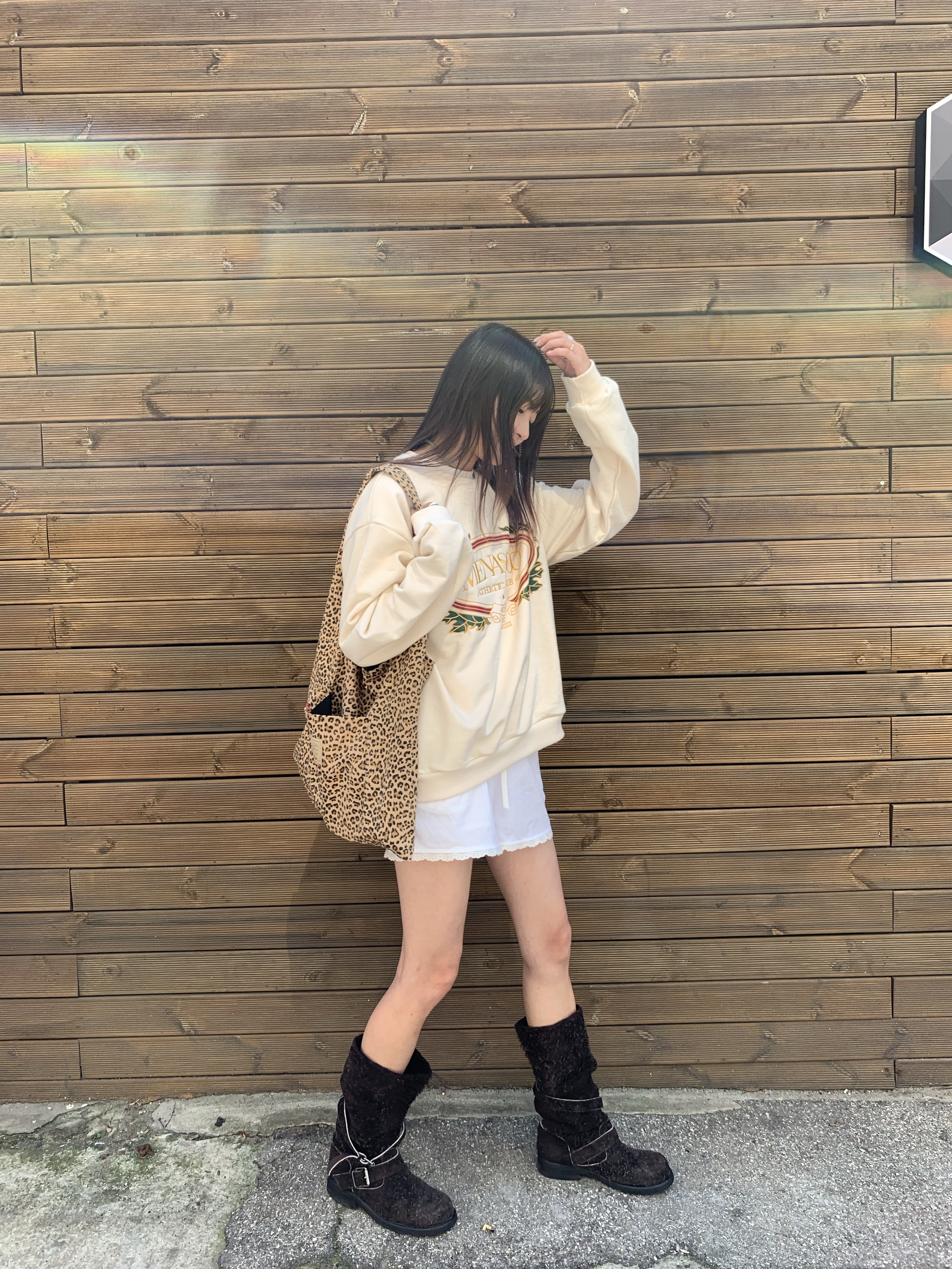 Menasoo Heritage Cotton Sweatshirt Cream 착용 스타일 - 1
