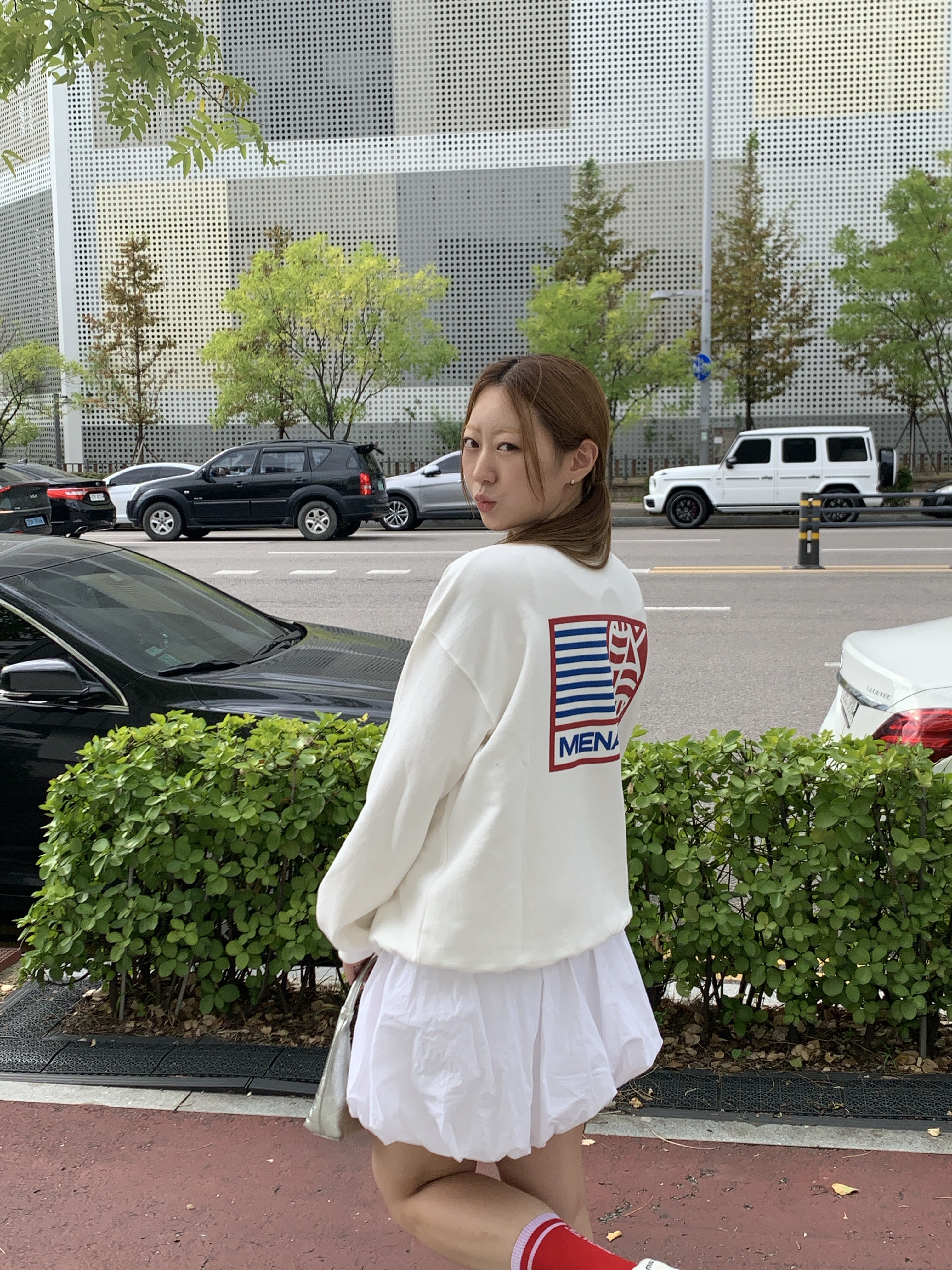 Menasoo Hearttrack Sweatshirt White 착용 스타일 - 2
