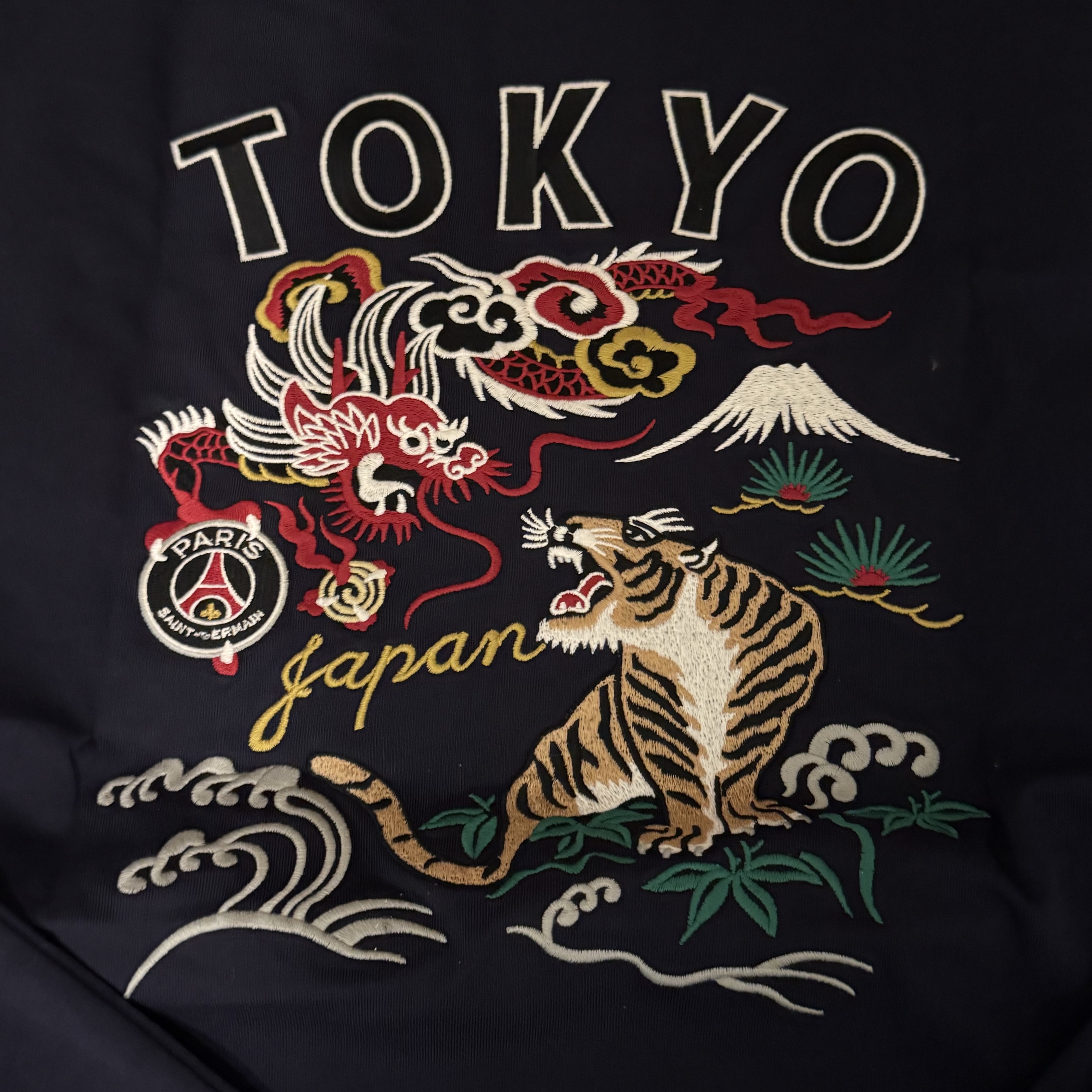 Paris Saint-Germain Justice Pretty Bear Keyring, Nike Paris Saint-Germain 2023/24 Dri-Fit Stadium Home Jersey Midnight Navy (Non Marking Ver.) 착용 스타일 - 2