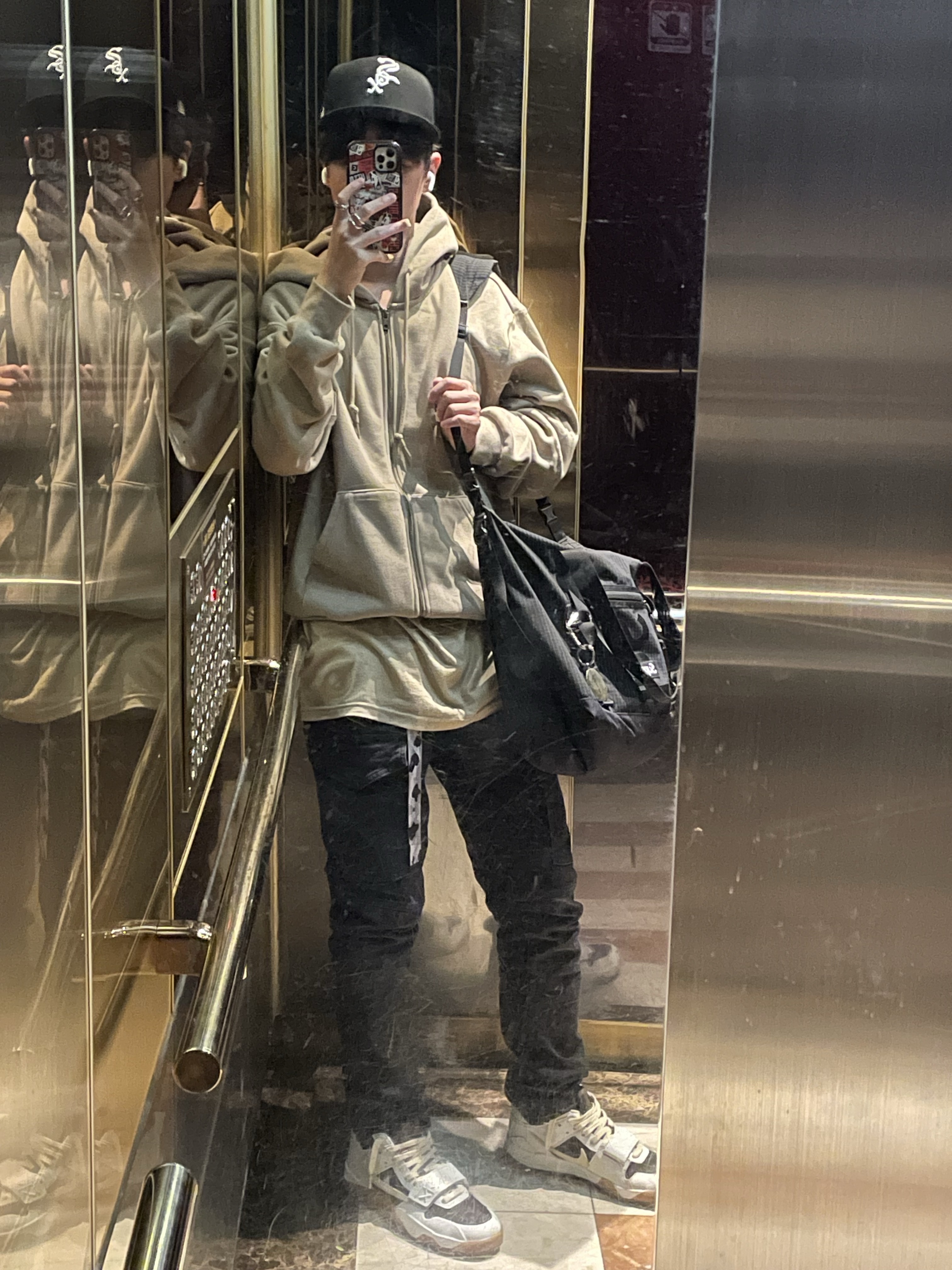 Supreme Crew 96 T-Shirt Khaki - 24SS, Jordan x Travis Scott Jumpman Jack TR Sail and Dark Mocha 착용 스타일