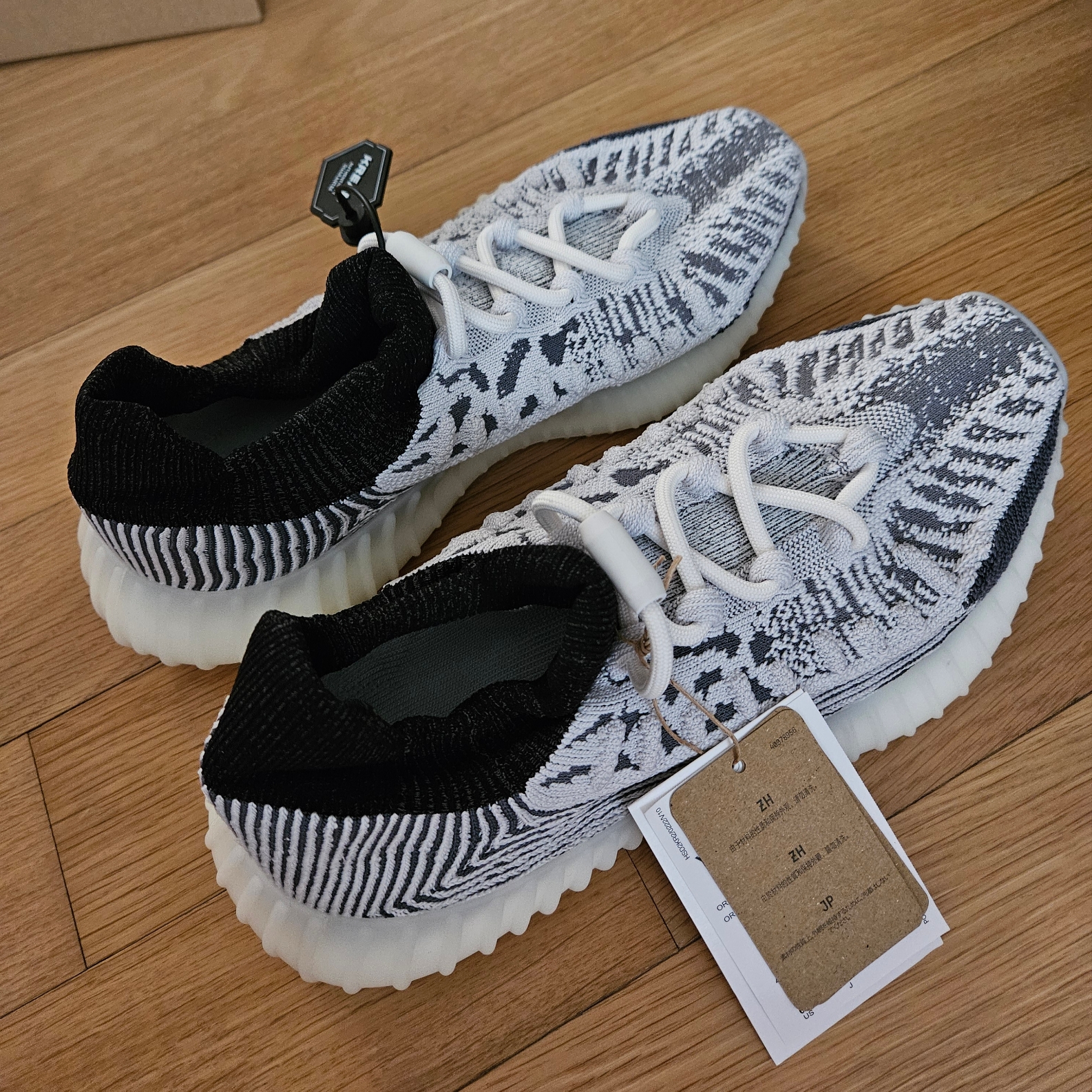 Adidas Yeezy 350 V2 CMPCT Slate White 착용 스타일 - 2
