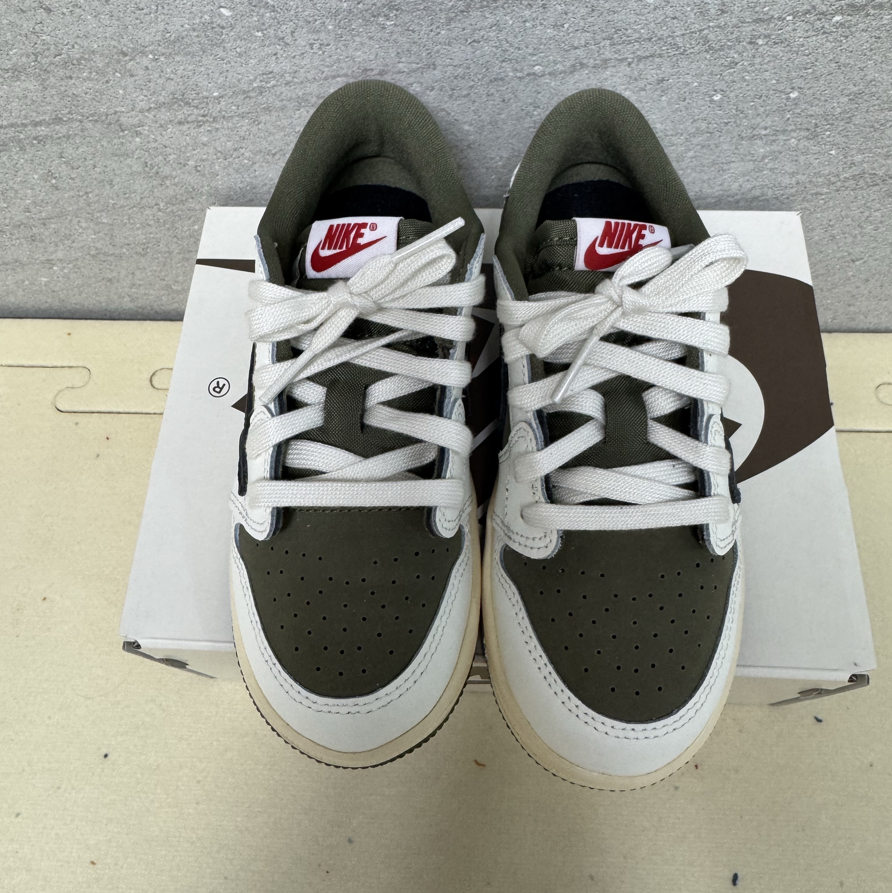 (TD) Jordan 1 x Travis Scott Retro Low OG SP Reverse Olive 착용 스타일 - 3