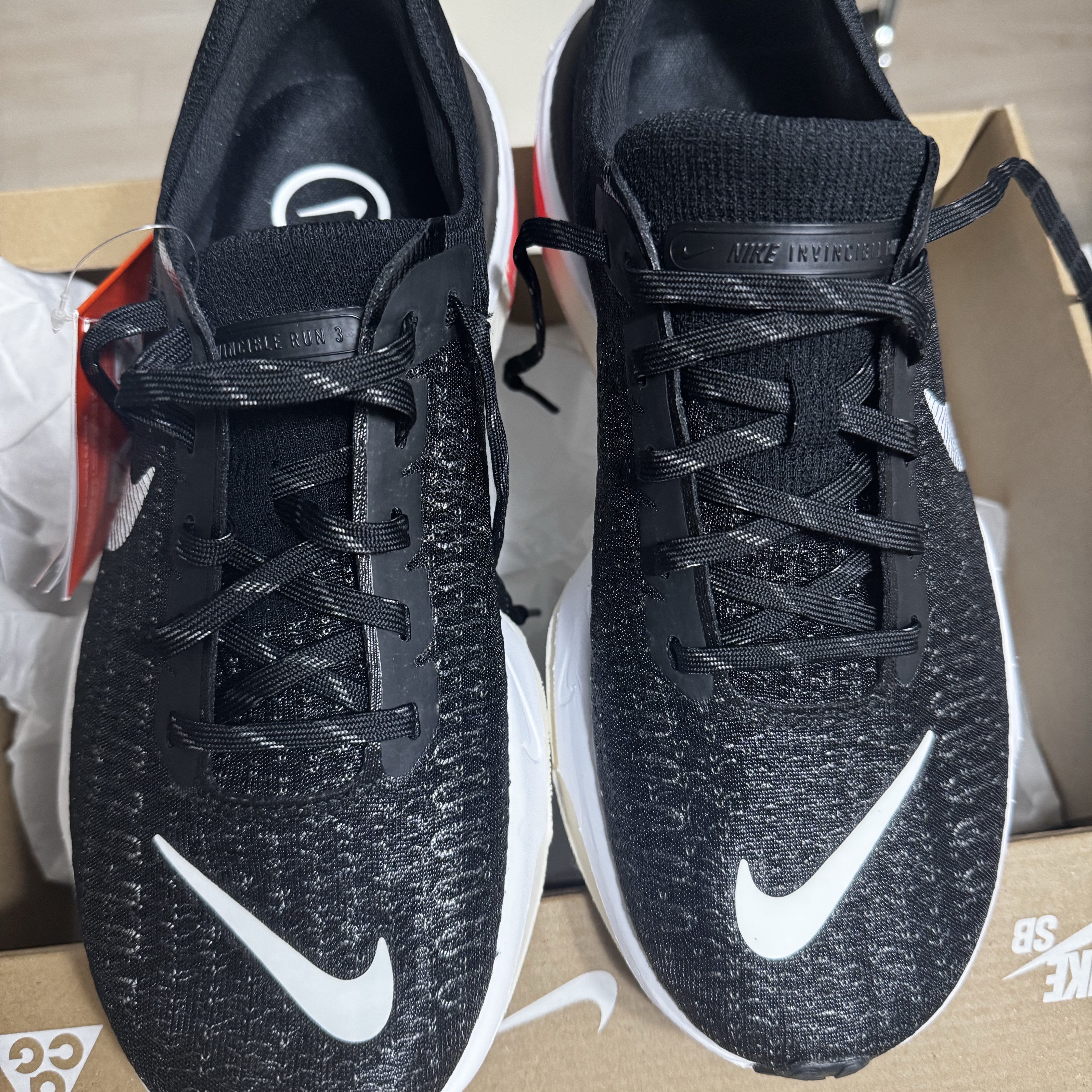 Nike ZoomX Invincible Run Flyknit 3 Black White 착용 스타일 - 1