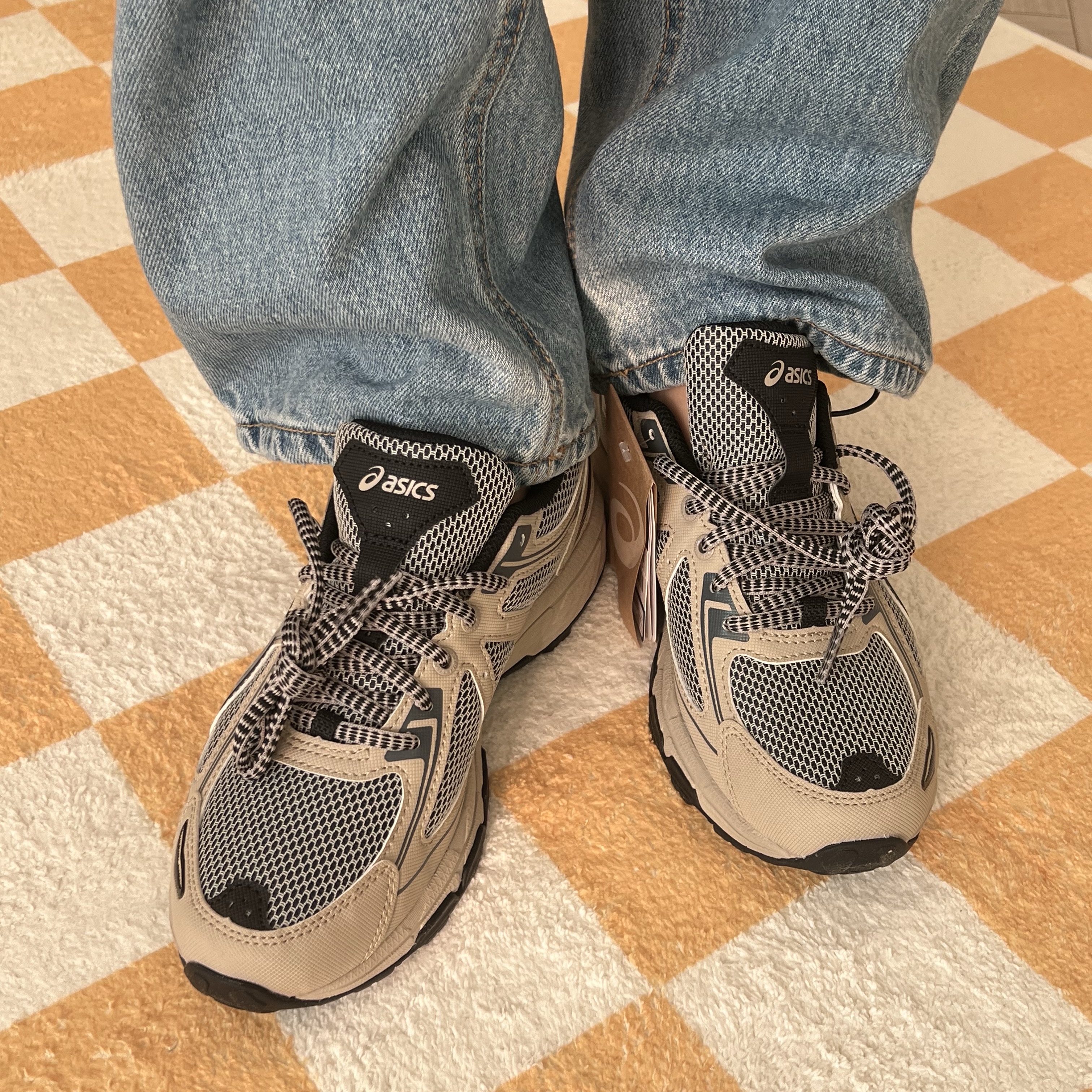 Asics Gel-Venture 6 Feather Grey Black 착용 스타일 - 1
