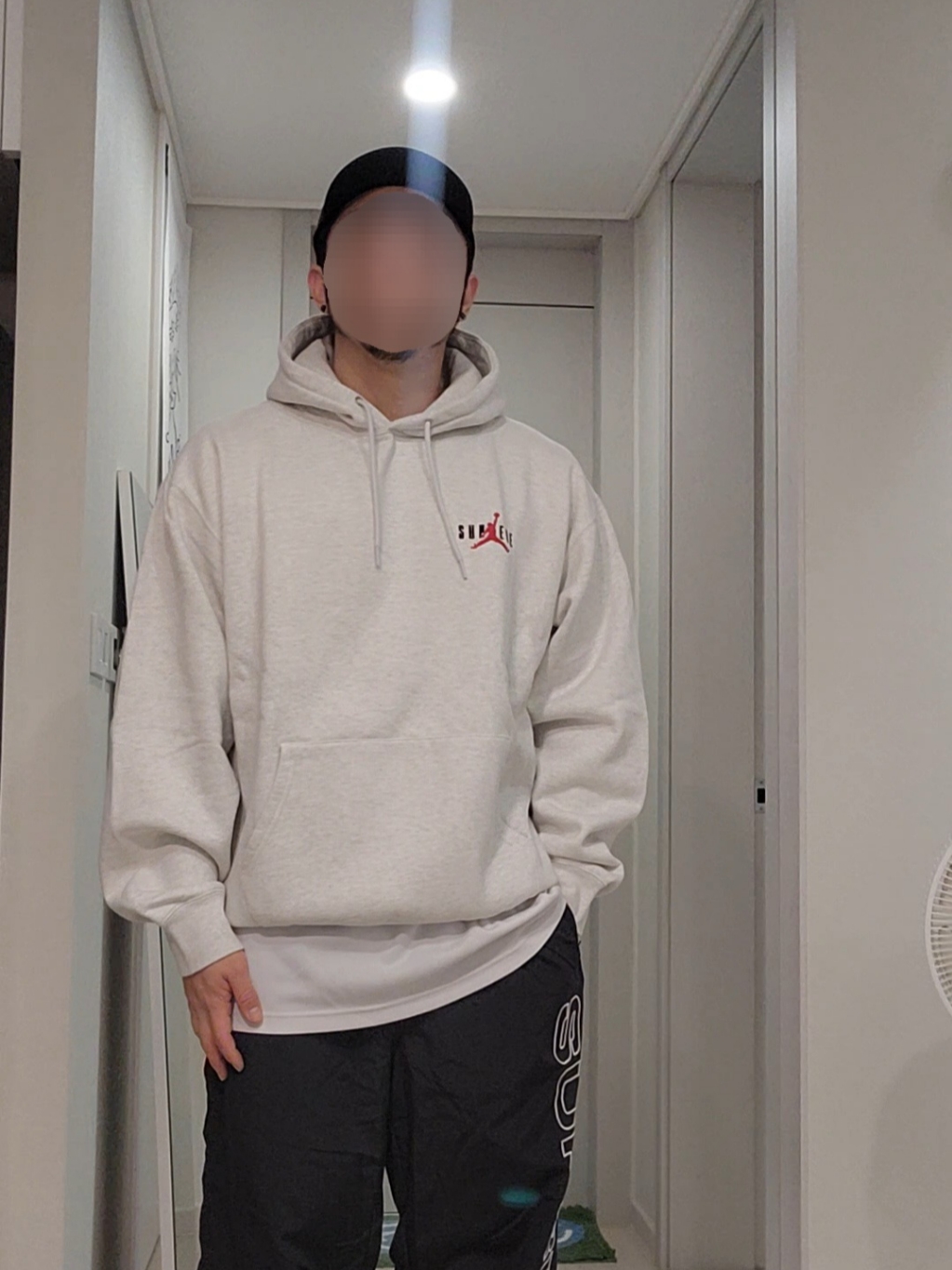 Supreme x Jordan Hooded Sweatshirt Ash Grey - 24FW, Supreme Spellout Embroidered Track Pant Black - 24FW 착용 스타일 - 3