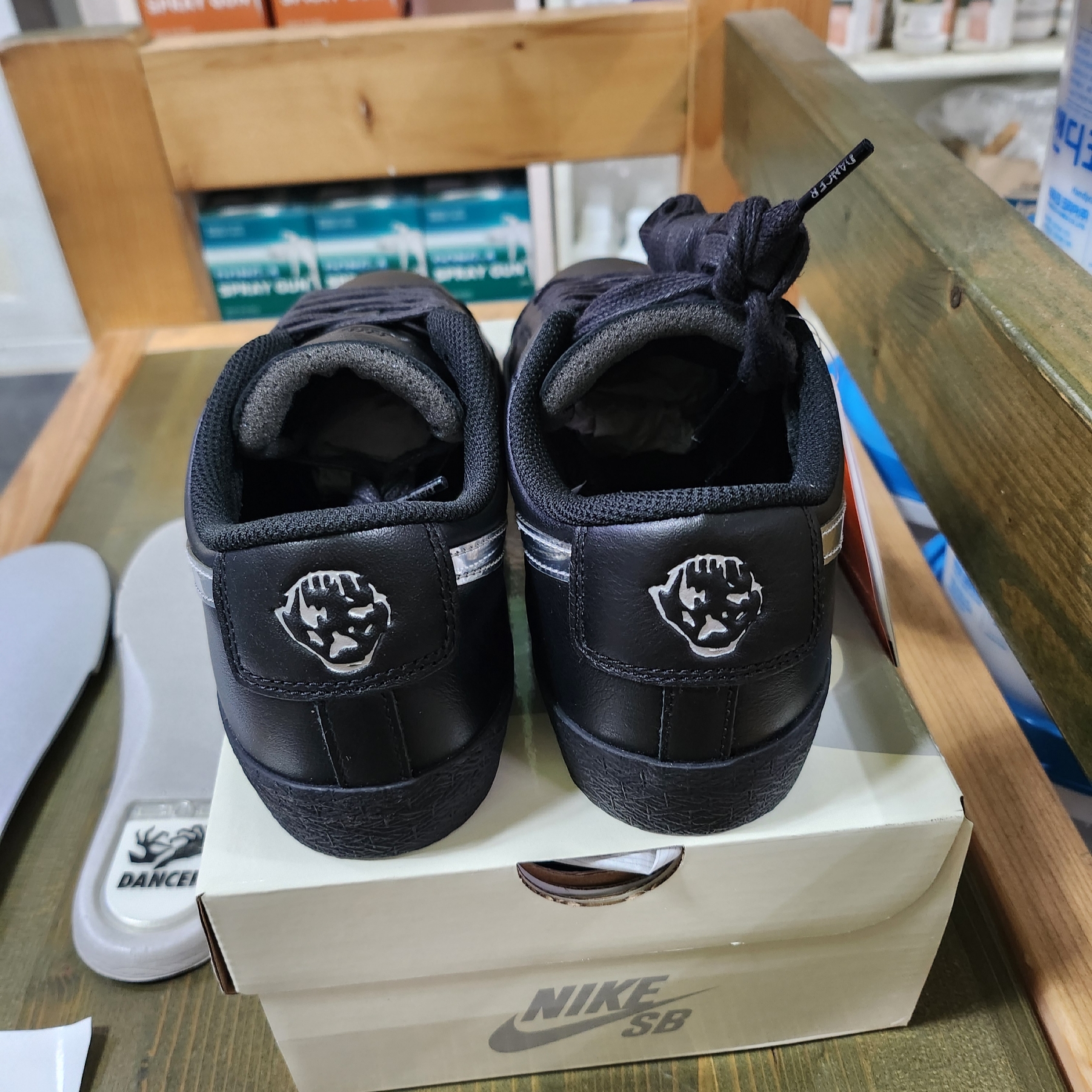 Nike x Dancer Skateboards SB Zoom Blazer Low Black and Metallic Silver 착용 스타일 - 3