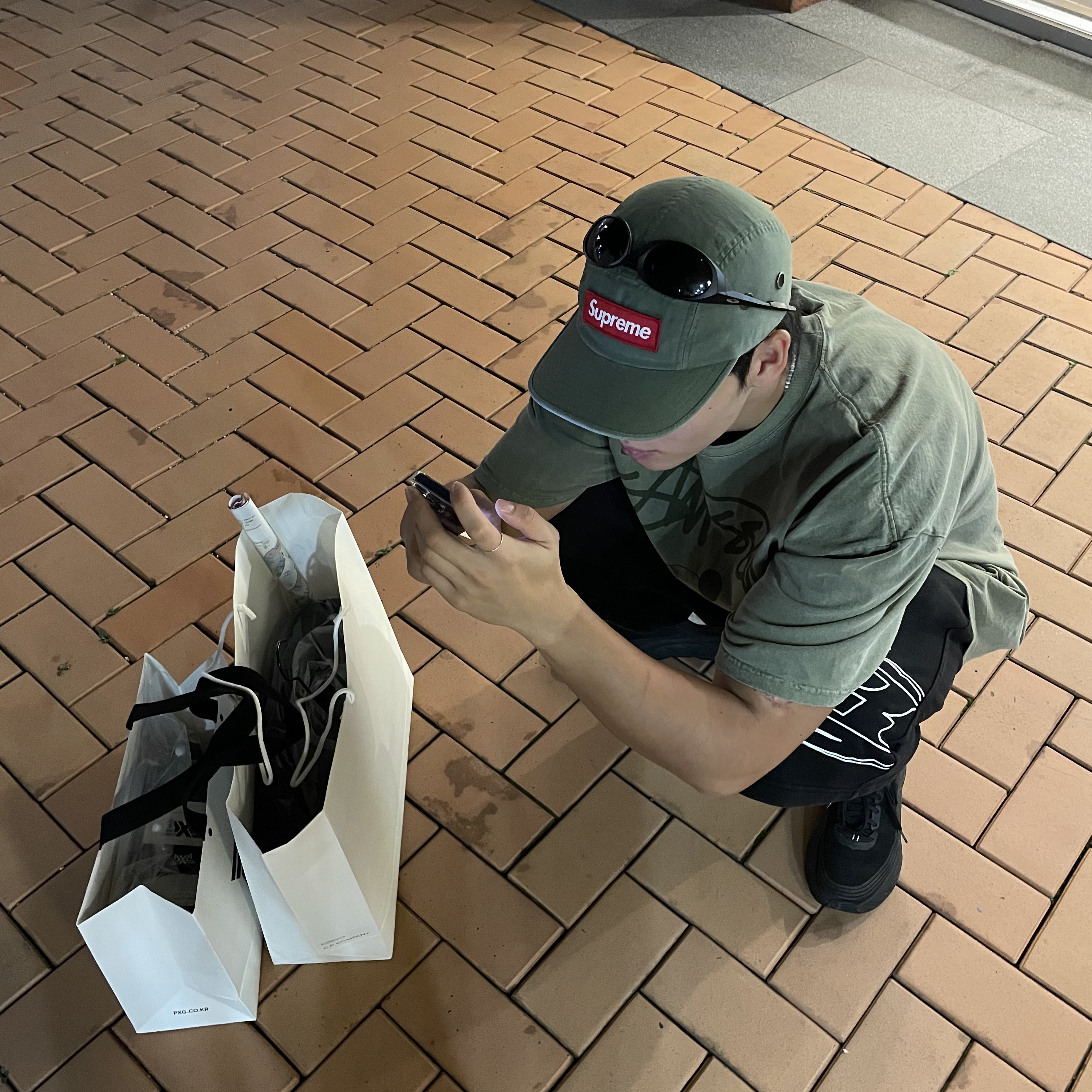 Stussy Beach Roots Pigment Dyed T-Shirt Olive, Supreme Military Camp Cap Olive - 24SS 착용 스타일 - 1