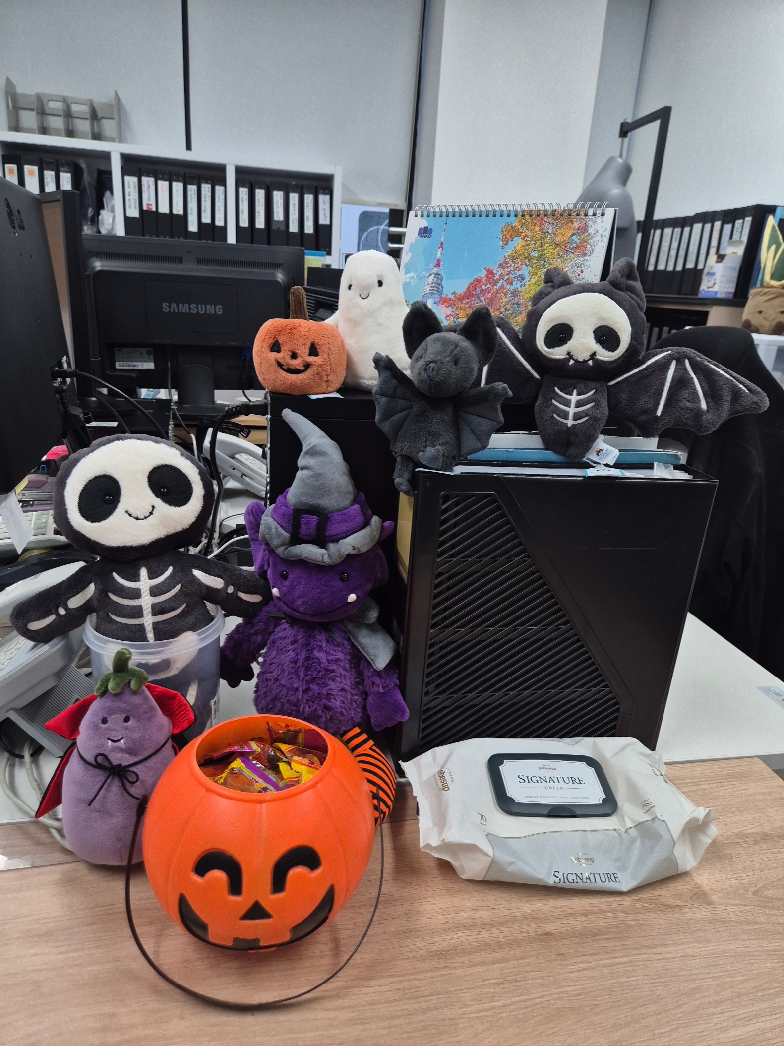 Jellycat Skeleton Bob Black, Jellycat Vivacious Aubergine Vampire Purple 착용 스타일