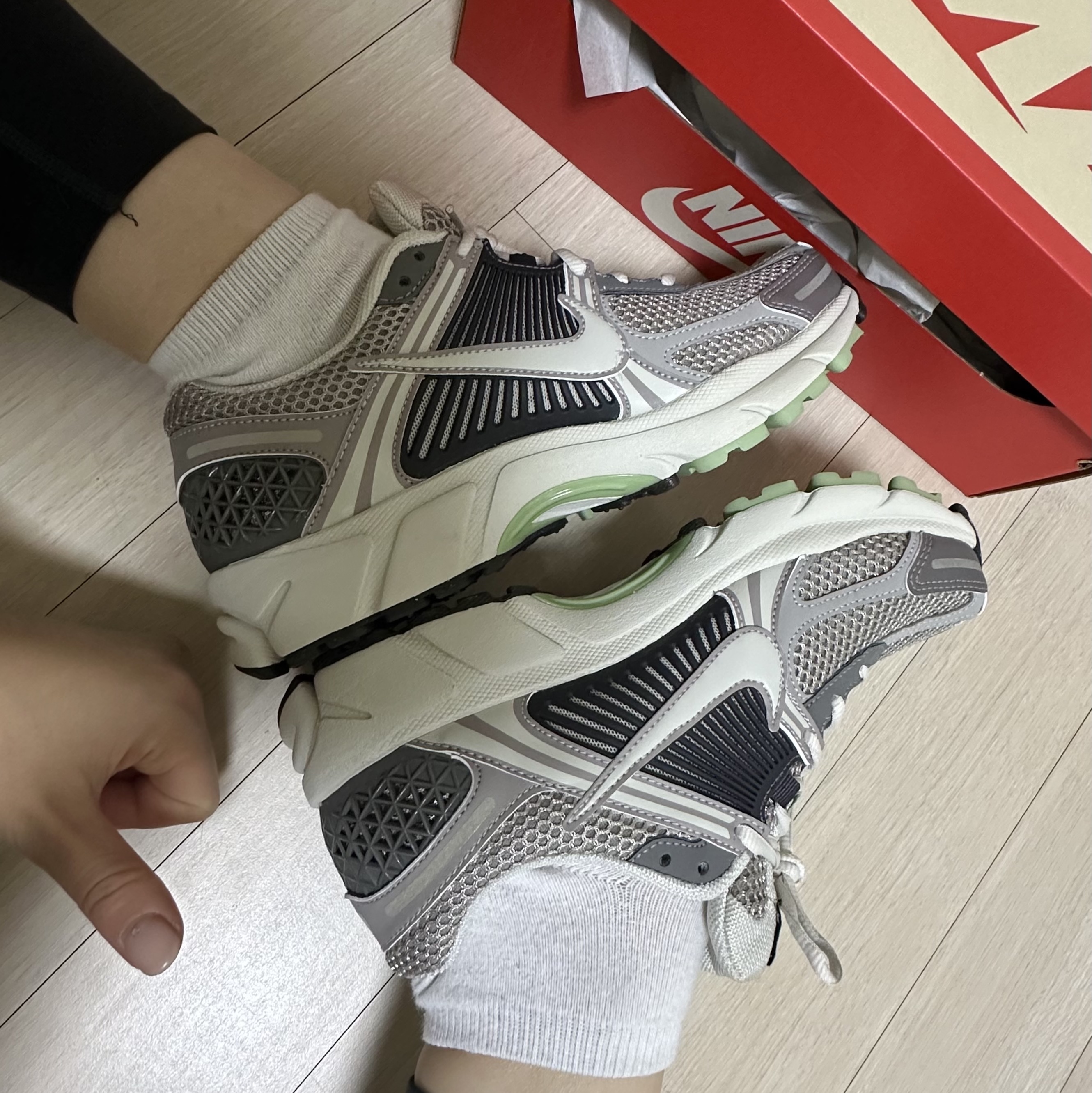 (W) Nike Zoom Vomero 5 Cobblestone and Flat Pewter 착용 스타일 - 1