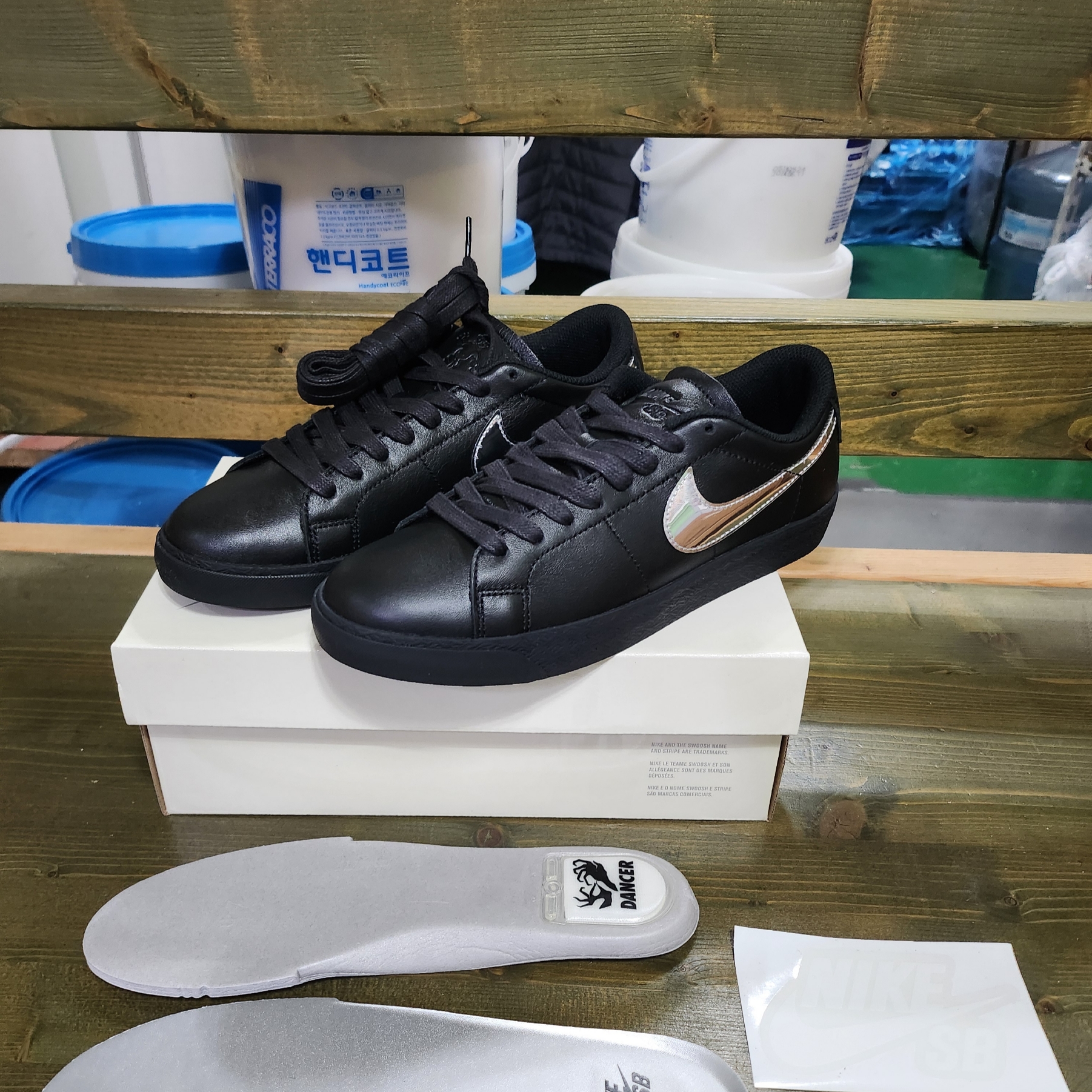 Nike x Dancer Skateboards SB Zoom Blazer Low Black and Metallic Silver 착용 스타일 - 5
