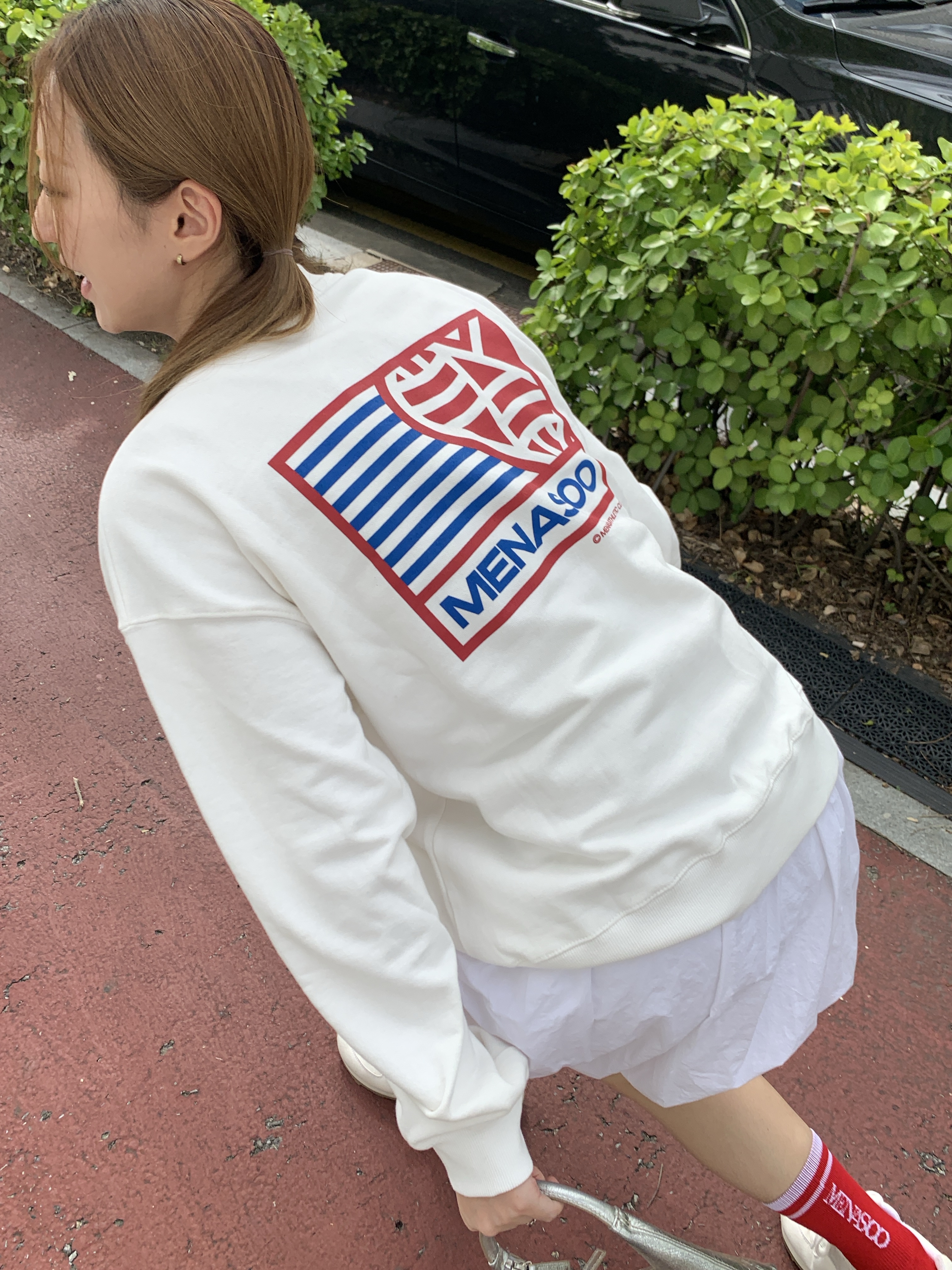 Menasoo Hearttrack Sweatshirt White 착용 스타일 - 2